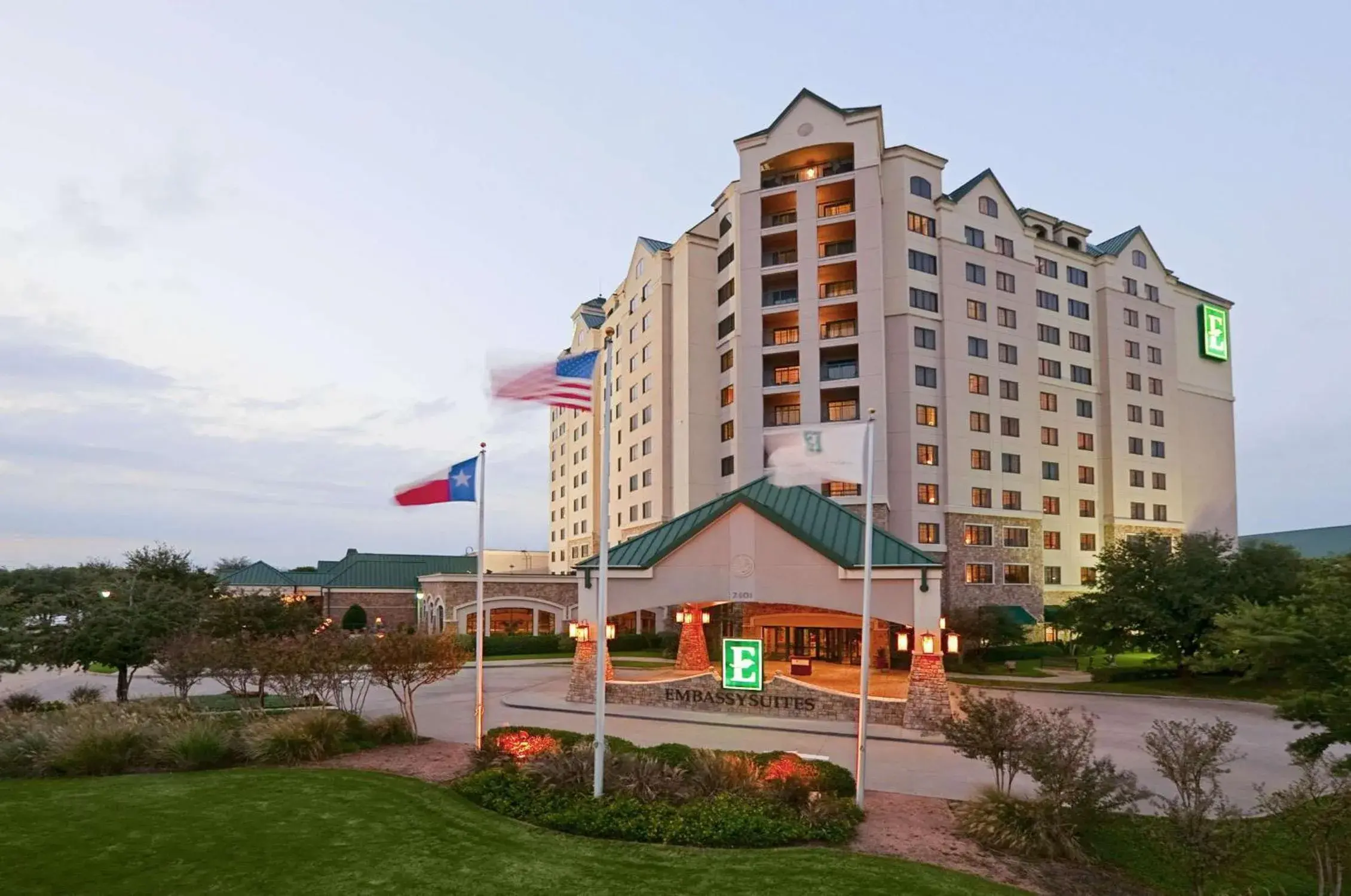 Property building in Embassy Suites Dallas - DFW Airport North Property building in Embassy Suites Dallas - DFW Airport North