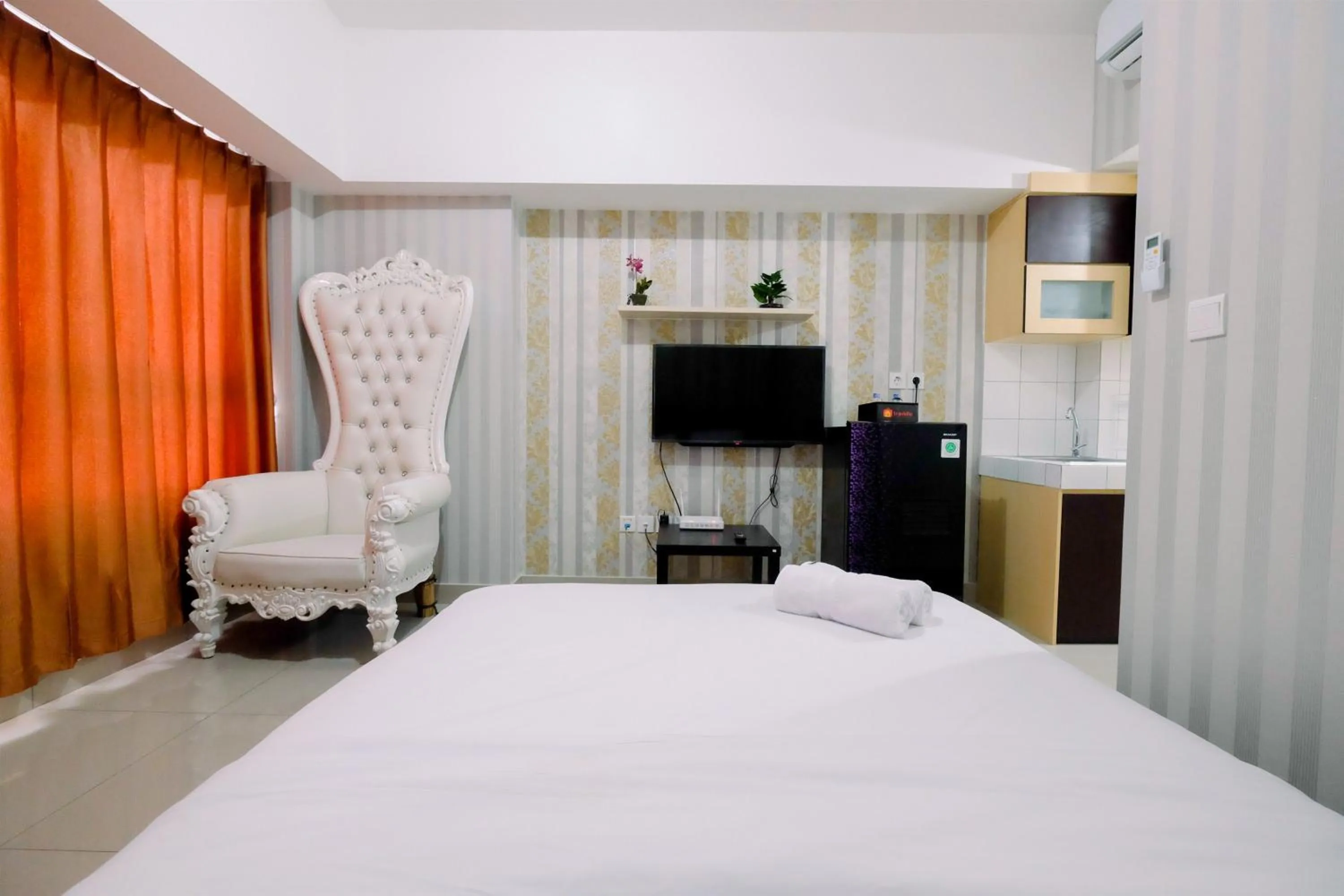 Bed in Cozy Studio Springlake Summarecon Bekasi Apartment By Travelio