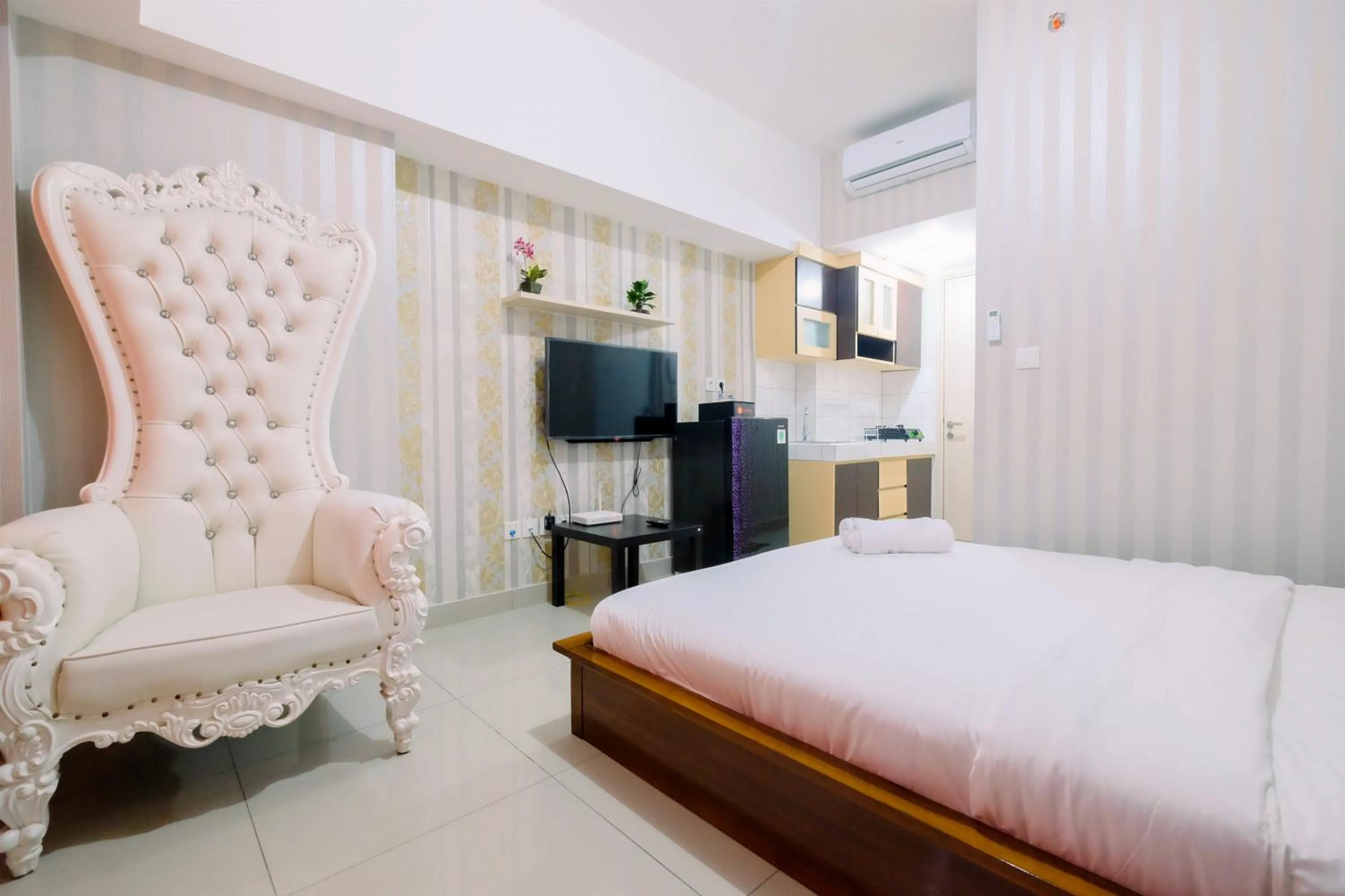 Bed in Cozy Studio Springlake Summarecon Bekasi Apartment By Travelio