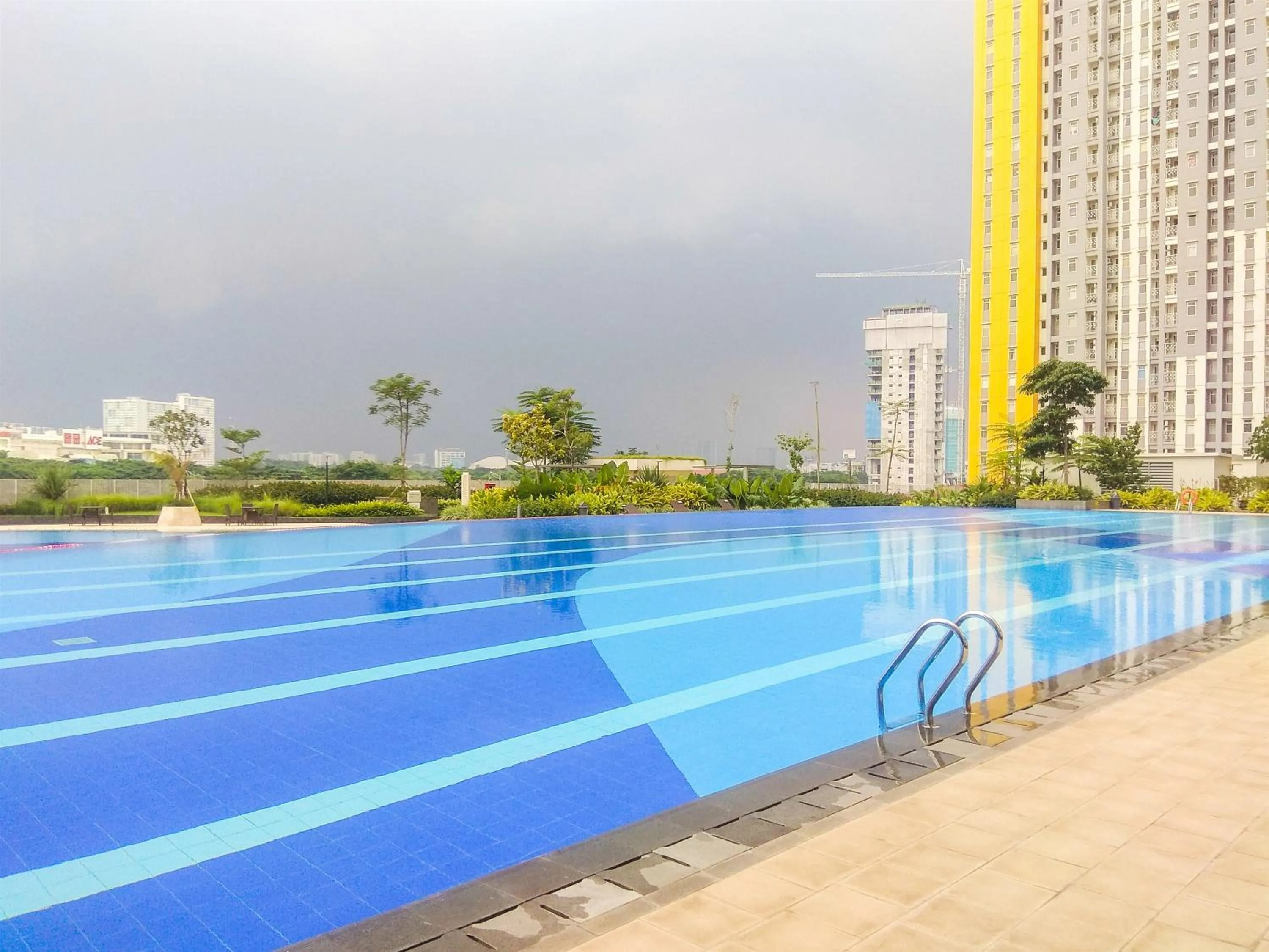 Swimming pool in Cozy Studio Springlake Summarecon Bekasi Apartment By Travelio