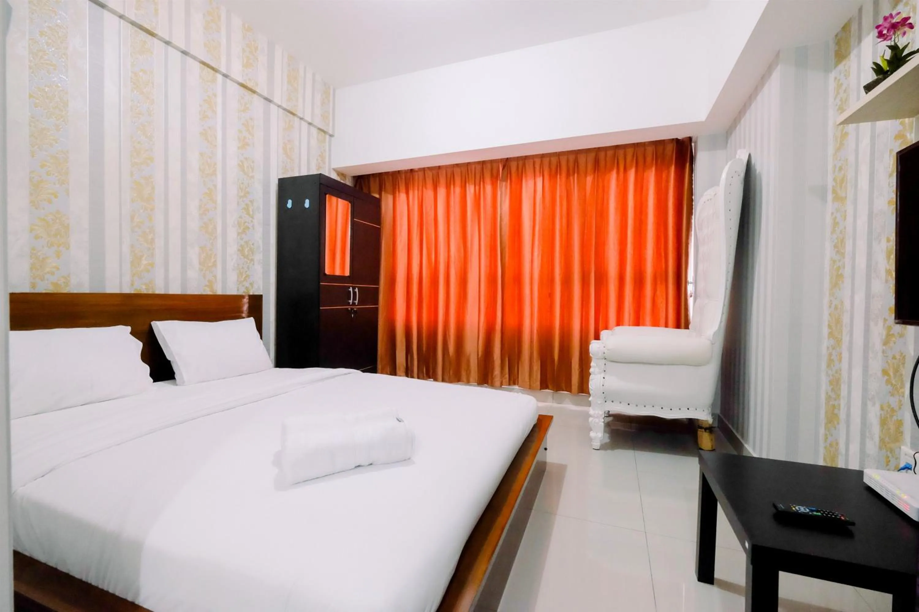 Bed in Cozy Studio Springlake Summarecon Bekasi Apartment By Travelio