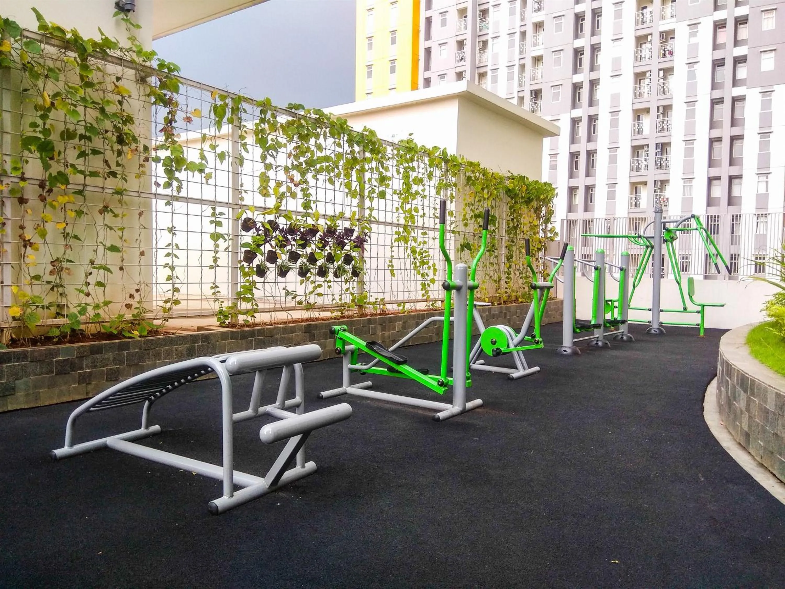 Cozy Studio Springlake Summarecon Bekasi Apartment By Travelio
