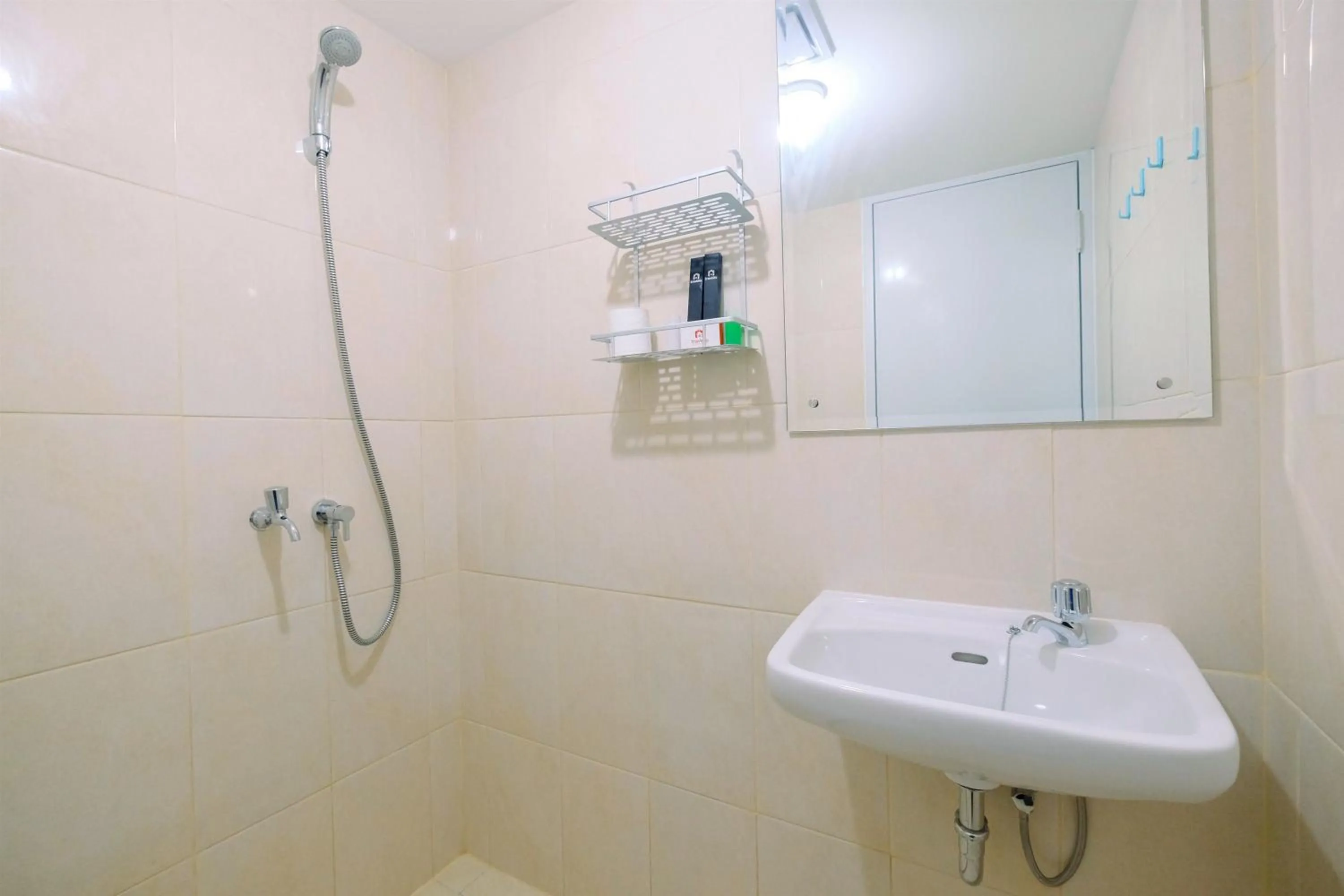 Bathroom in Cozy Studio Springlake Summarecon Bekasi Apartment By Travelio