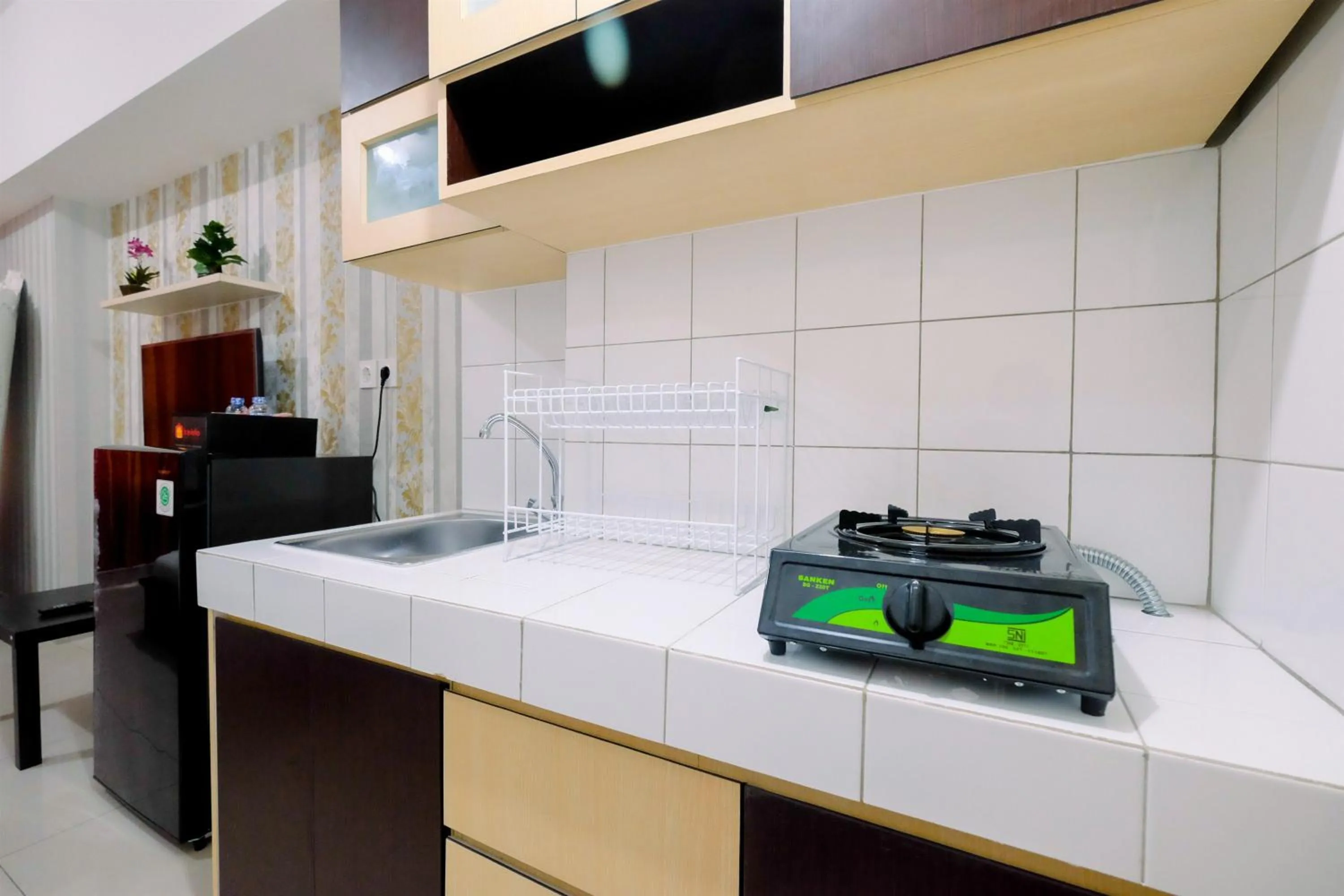 Kitchen or kitchenette in Cozy Studio Springlake Summarecon Bekasi Apartment By Travelio
