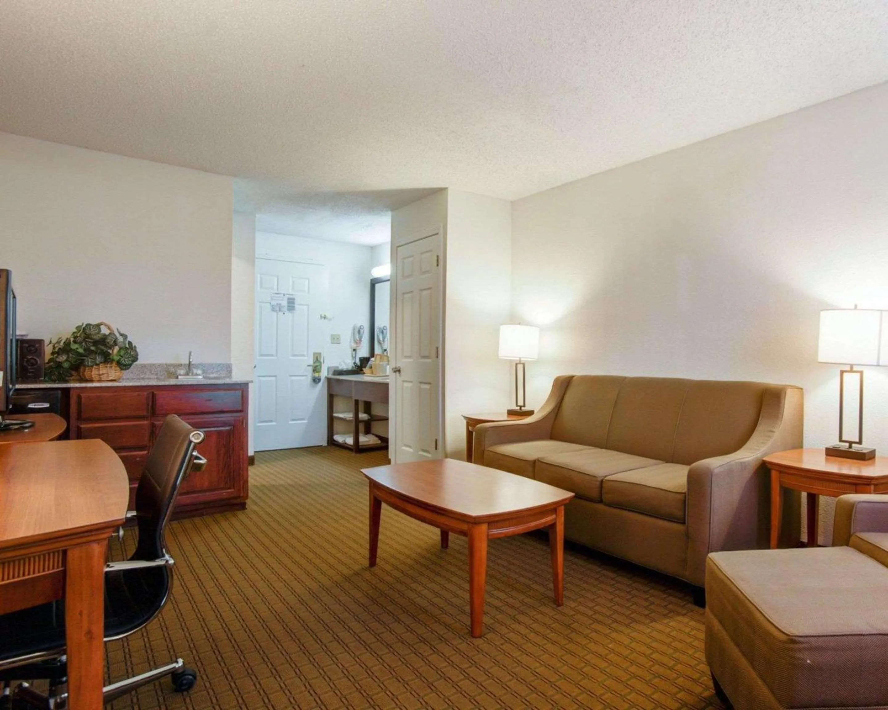 Photo of the whole room, Seating Area in Hotel Muskogee