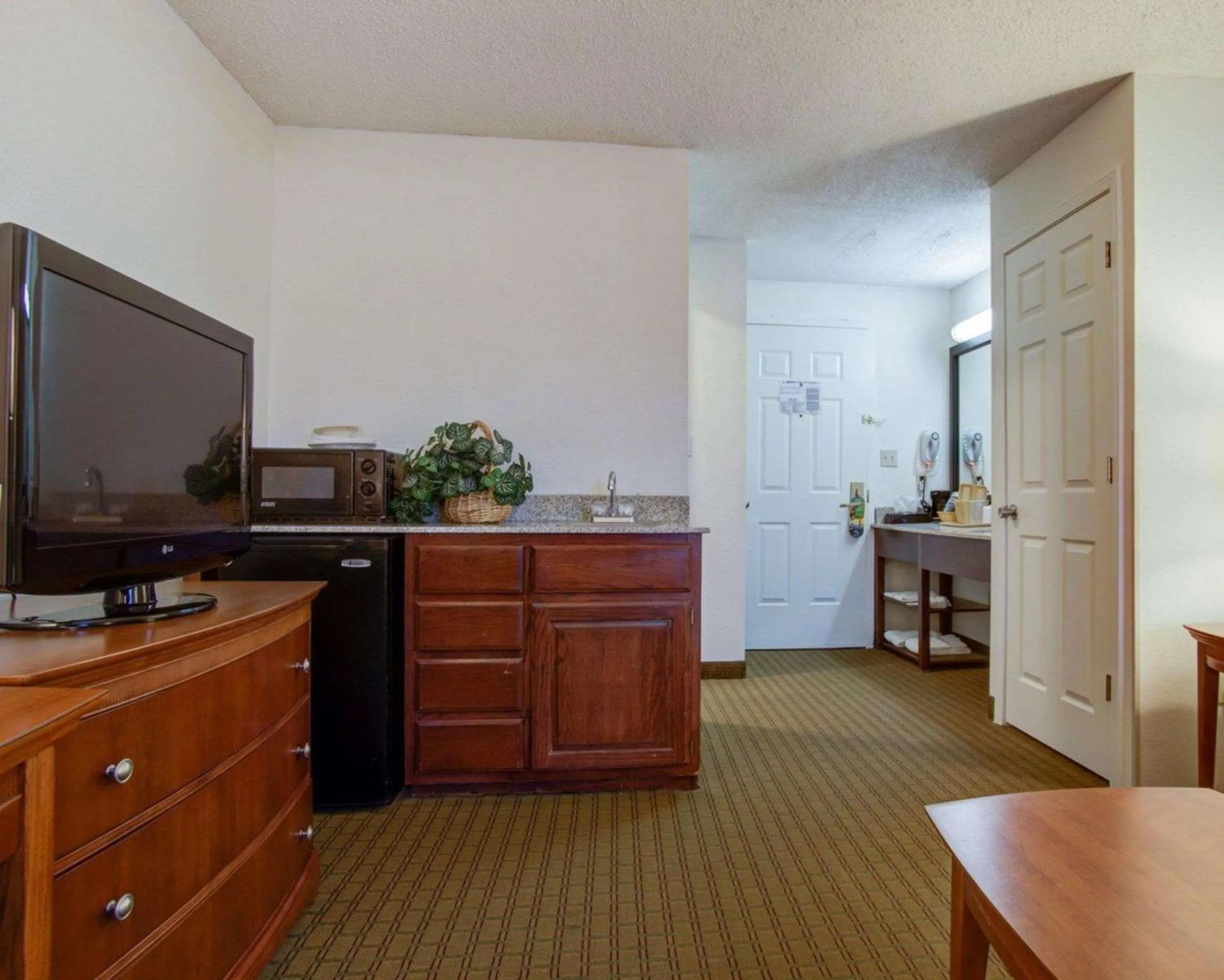 Photo of the whole room, Kitchen/Kitchenette in Hotel Muskogee
