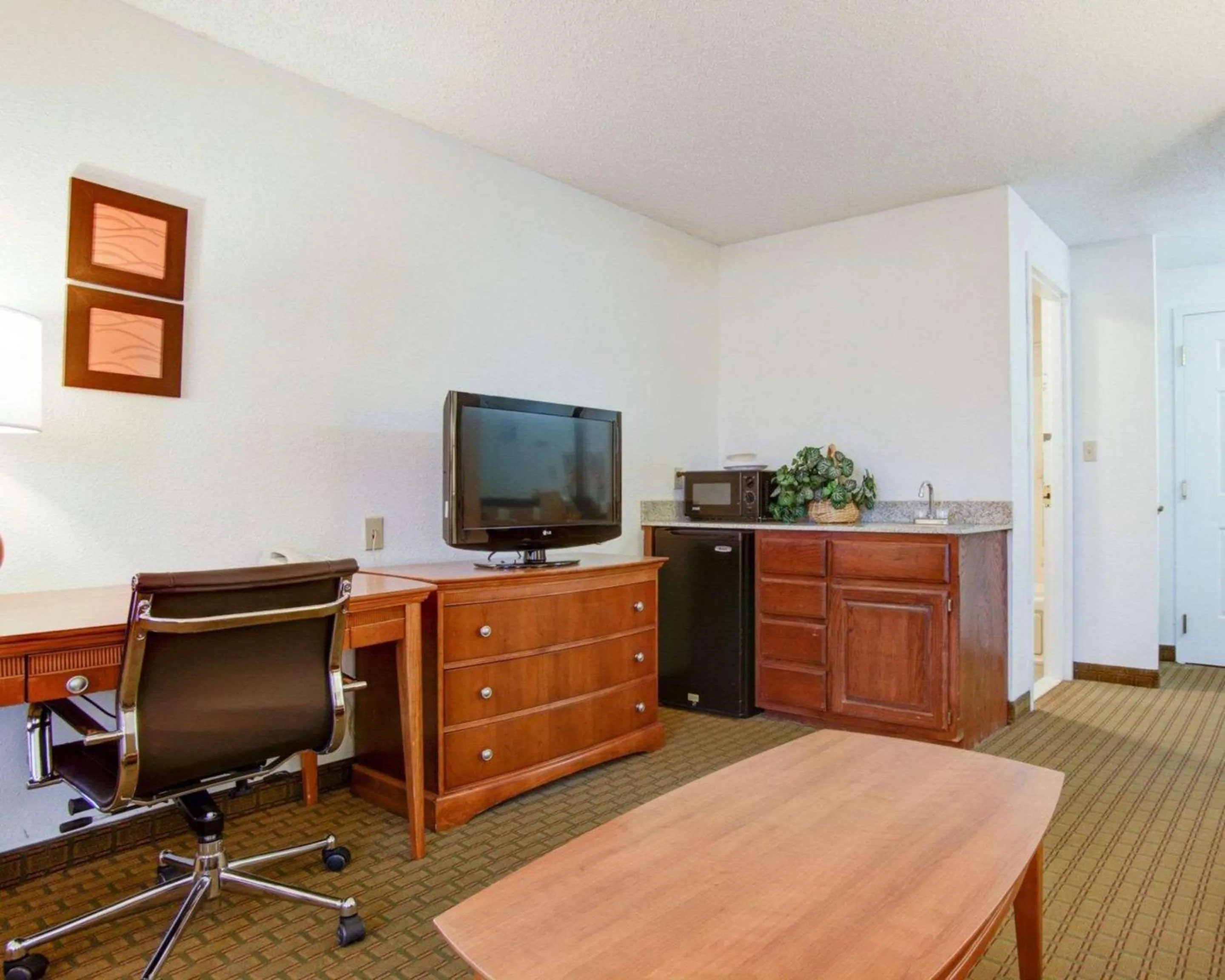 Photo of the whole room, TV/Entertainment Center in Hotel Muskogee