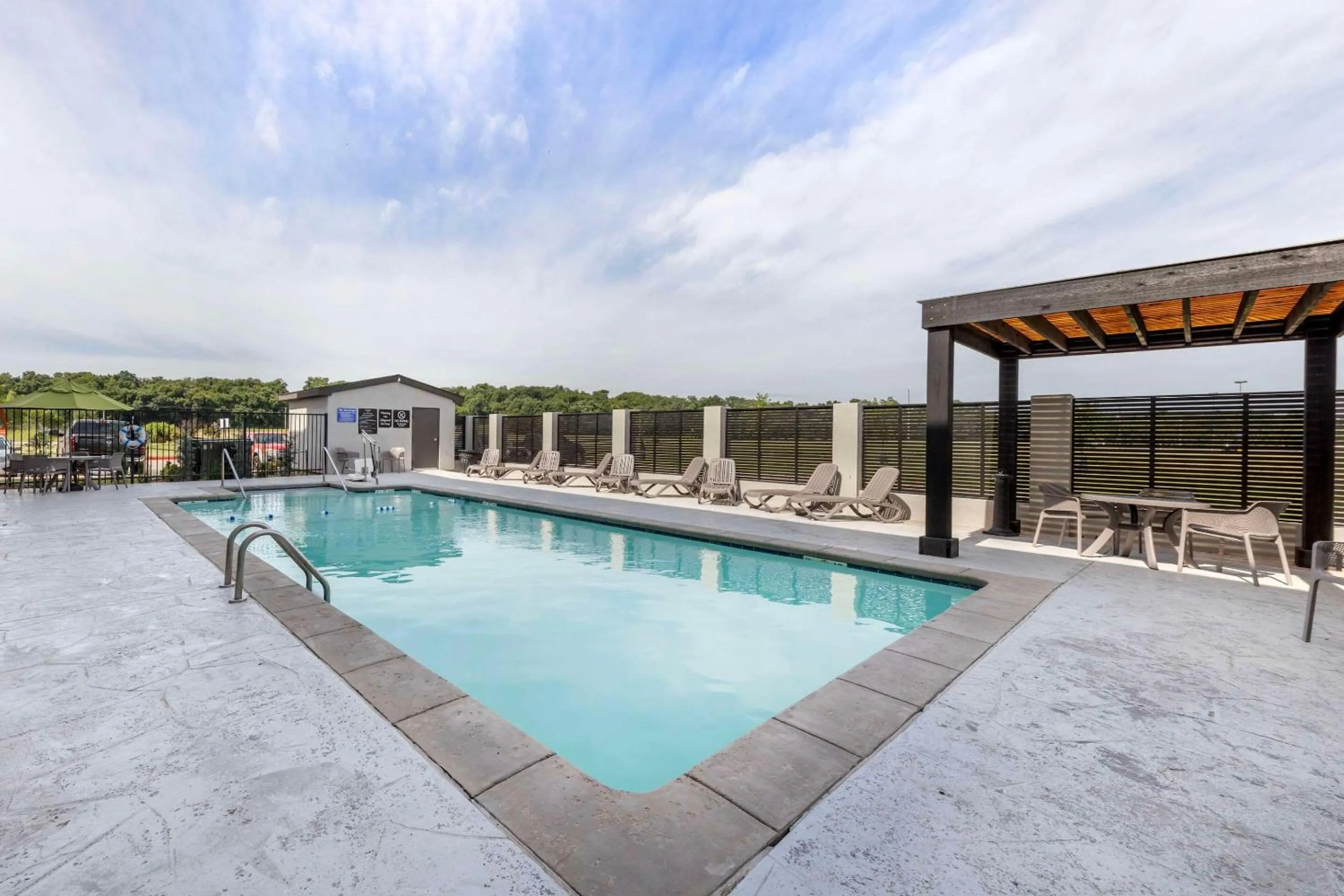 Swimming pool in Sleep Inn & Suites Norman near University