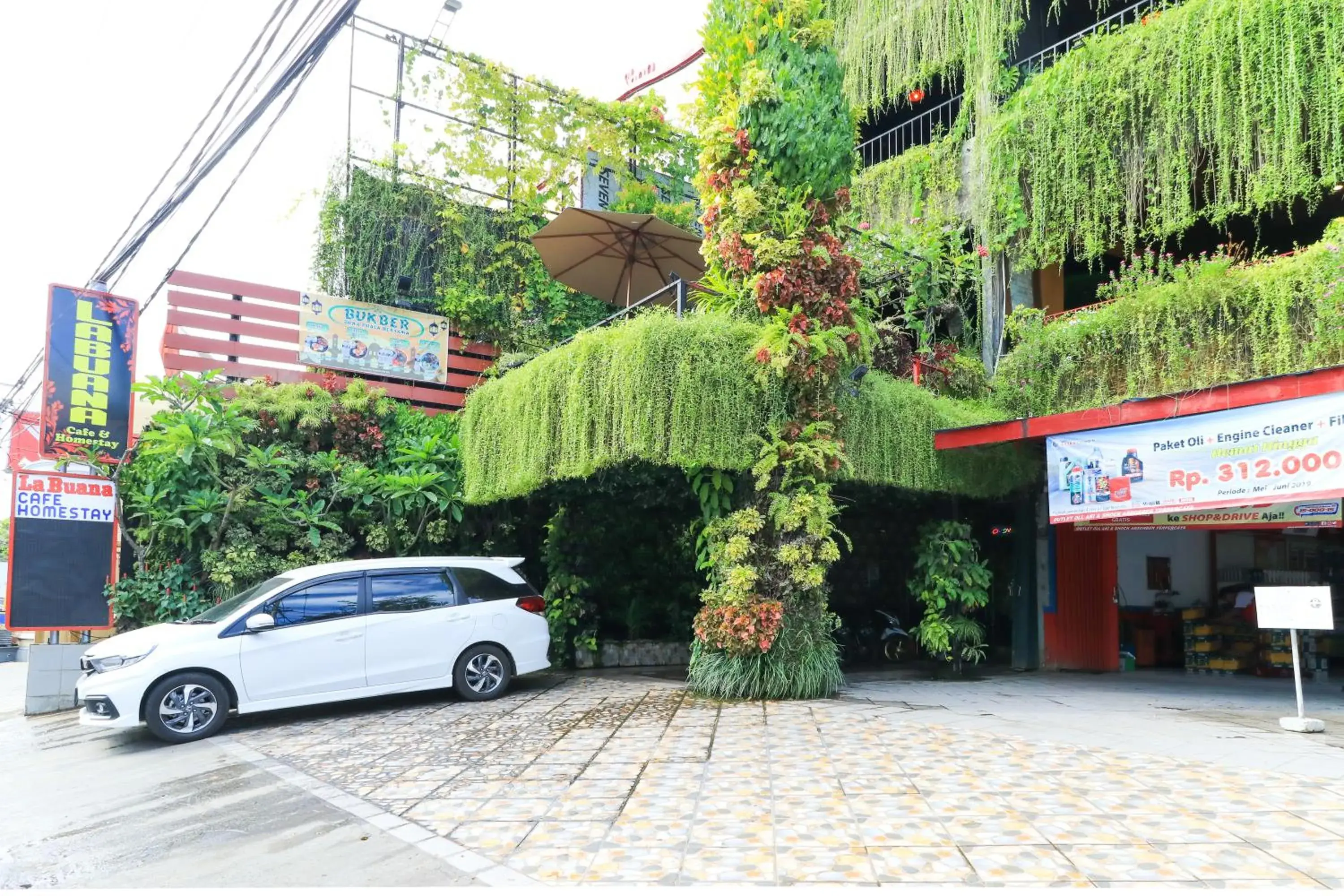 Property building in Labuana Homestay and Cafe Garden Makassar Property building in Labuana Homestay and Cafe Garden Makassar