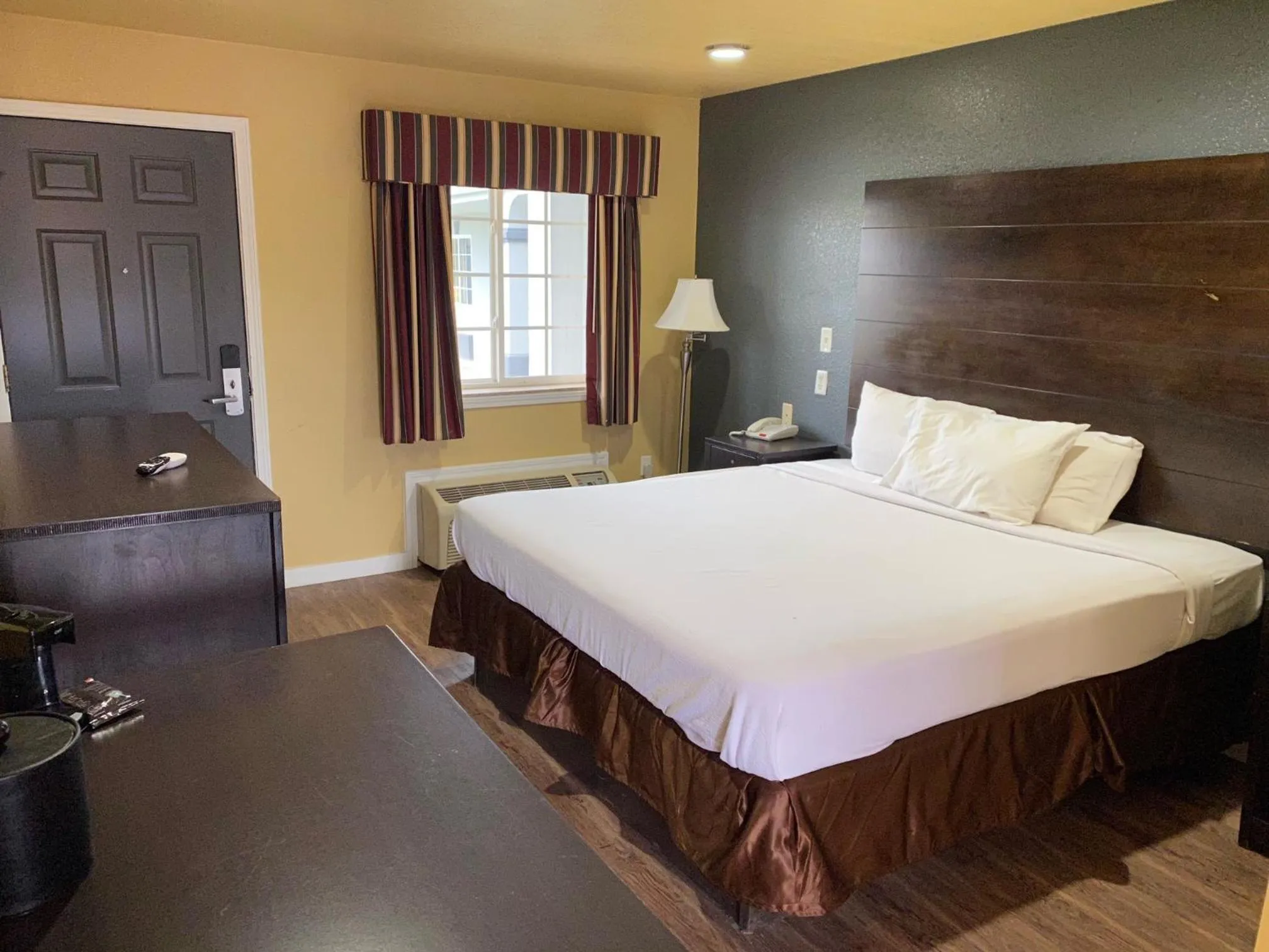 Bed in OYO Hotel Miami OK I-44