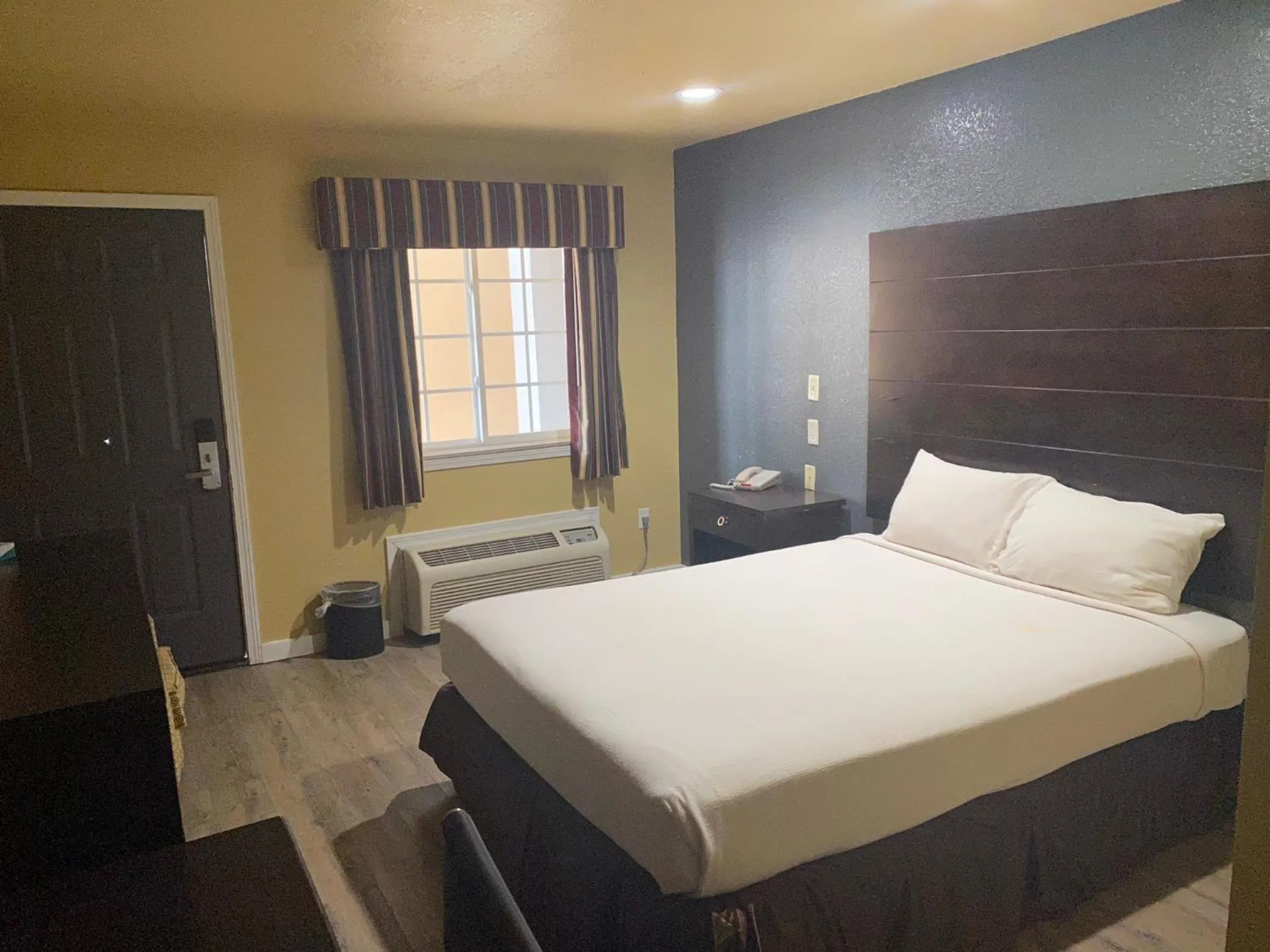 Bed in OYO Hotel Miami OK I-44