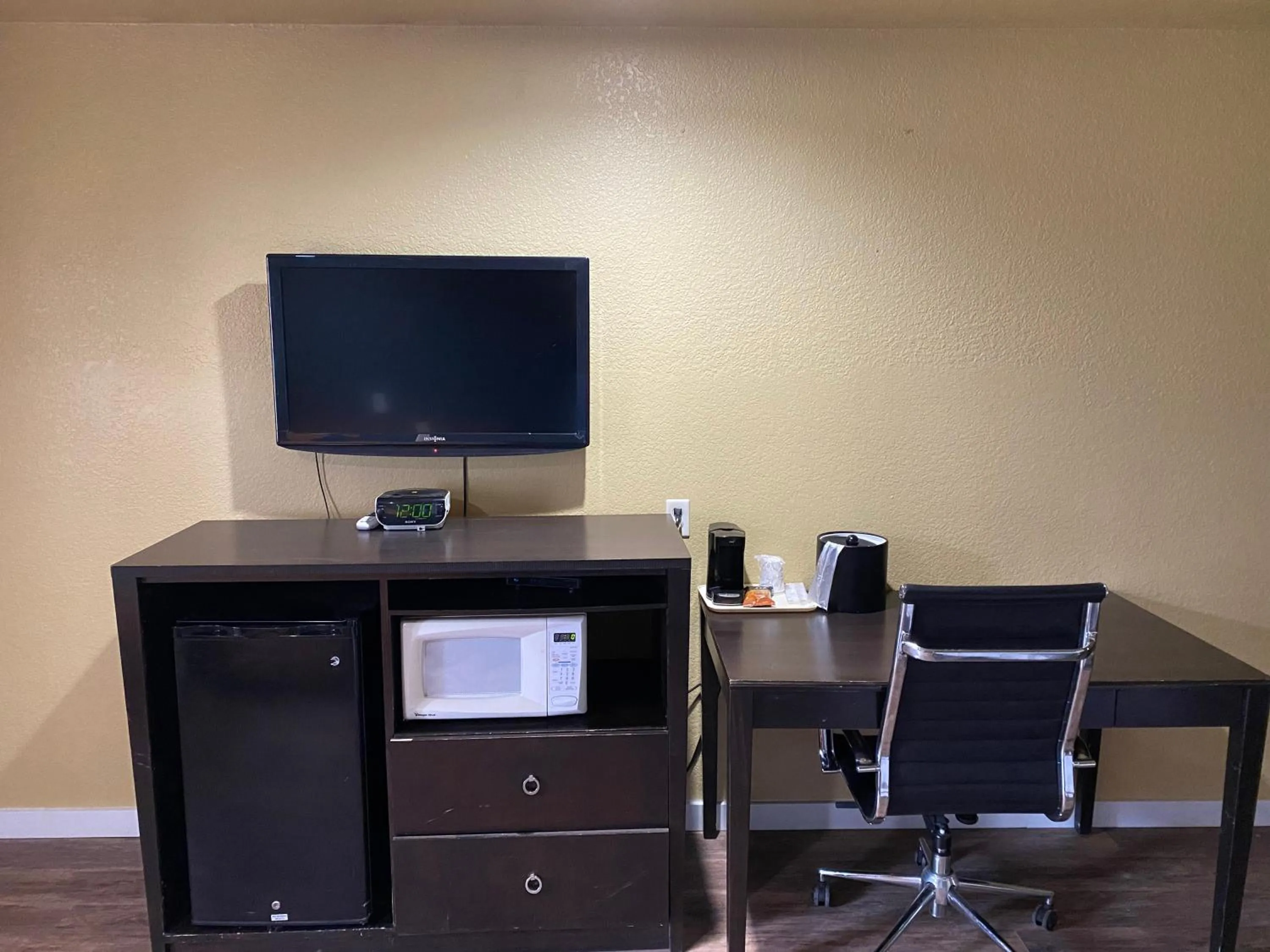 TV/Entertainment Center in OYO Hotel Miami OK I-44