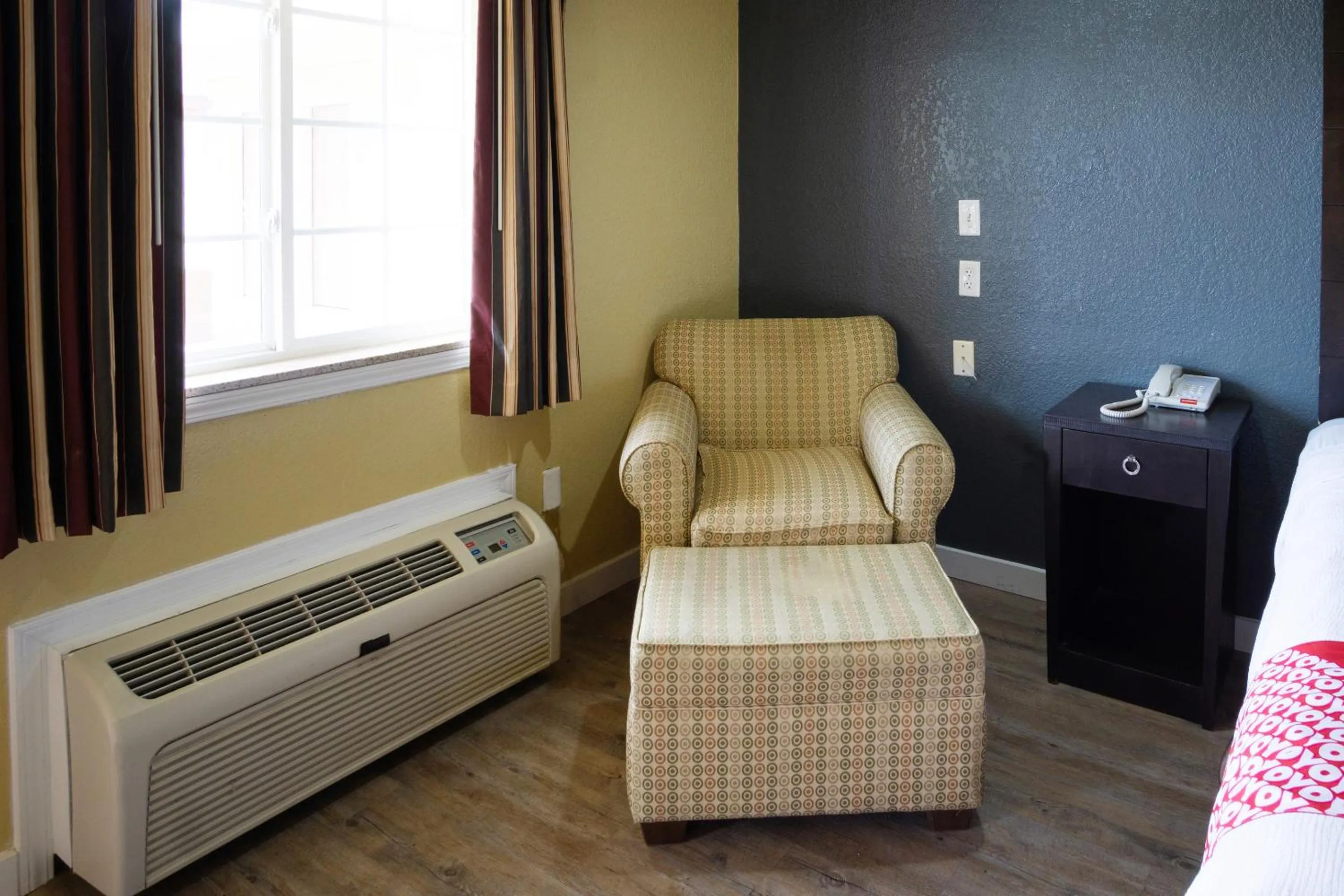 Seating area in OYO Hotel Miami OK I-44