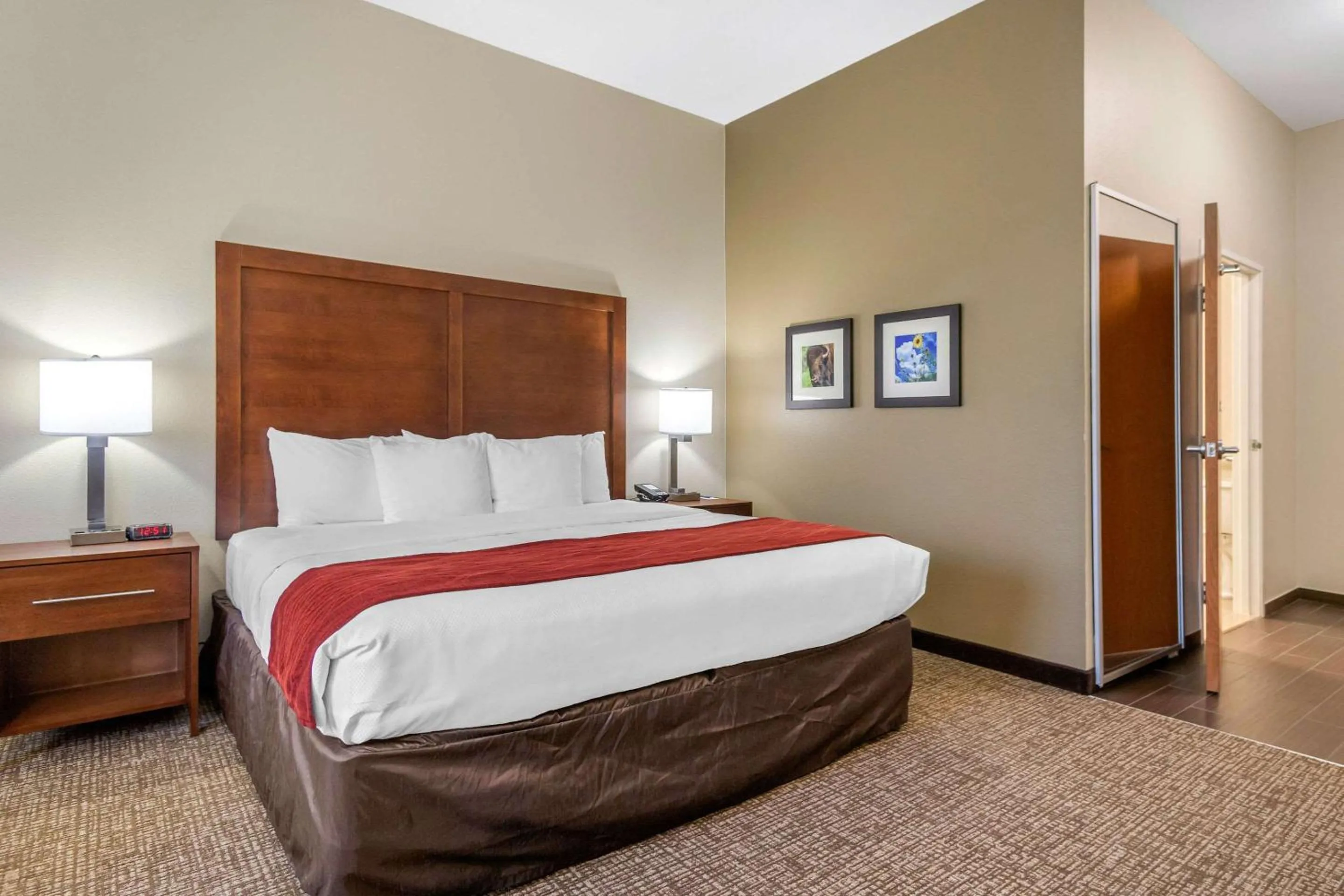 Bedroom, Bed in Comfort Inn & Suites Glenpool