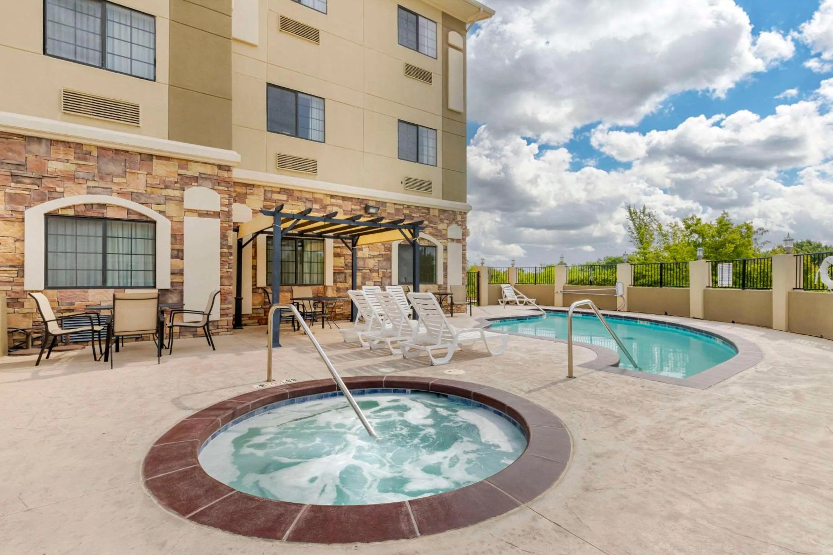 Swimming pool in Comfort Inn & Suites Glenpool