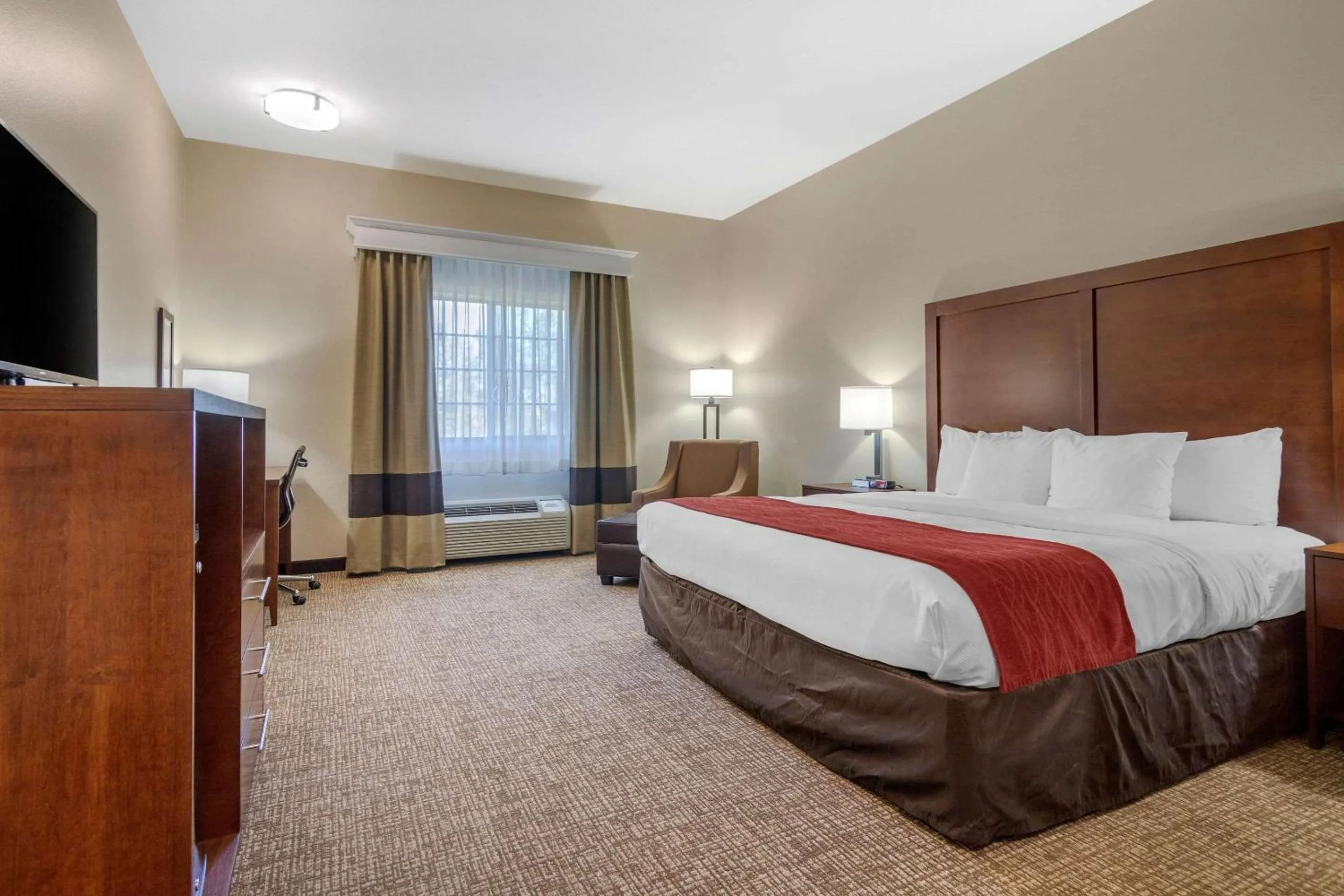 Bedroom, Bed in Comfort Inn & Suites Glenpool
