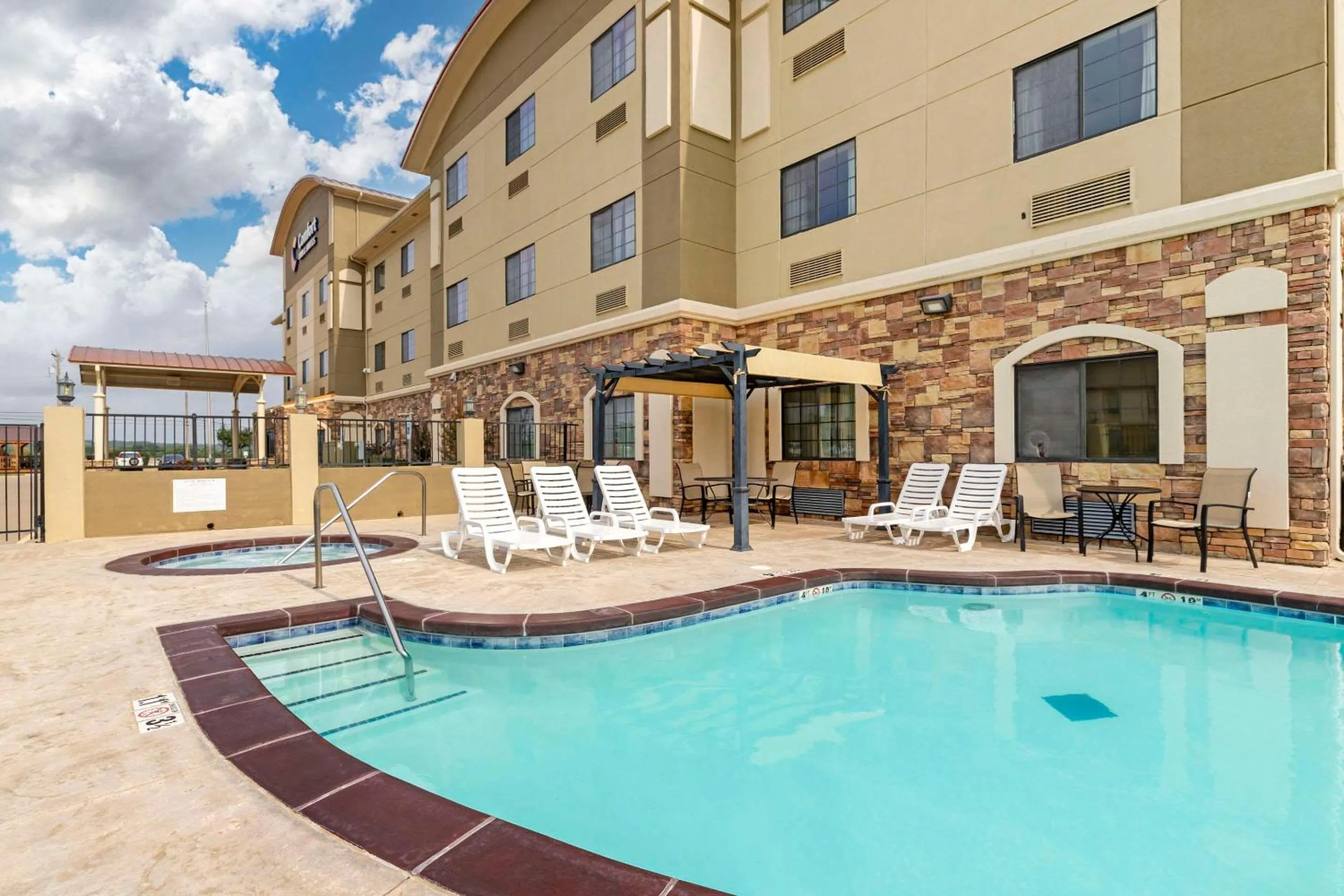 Swimming pool in Comfort Inn & Suites Glenpool