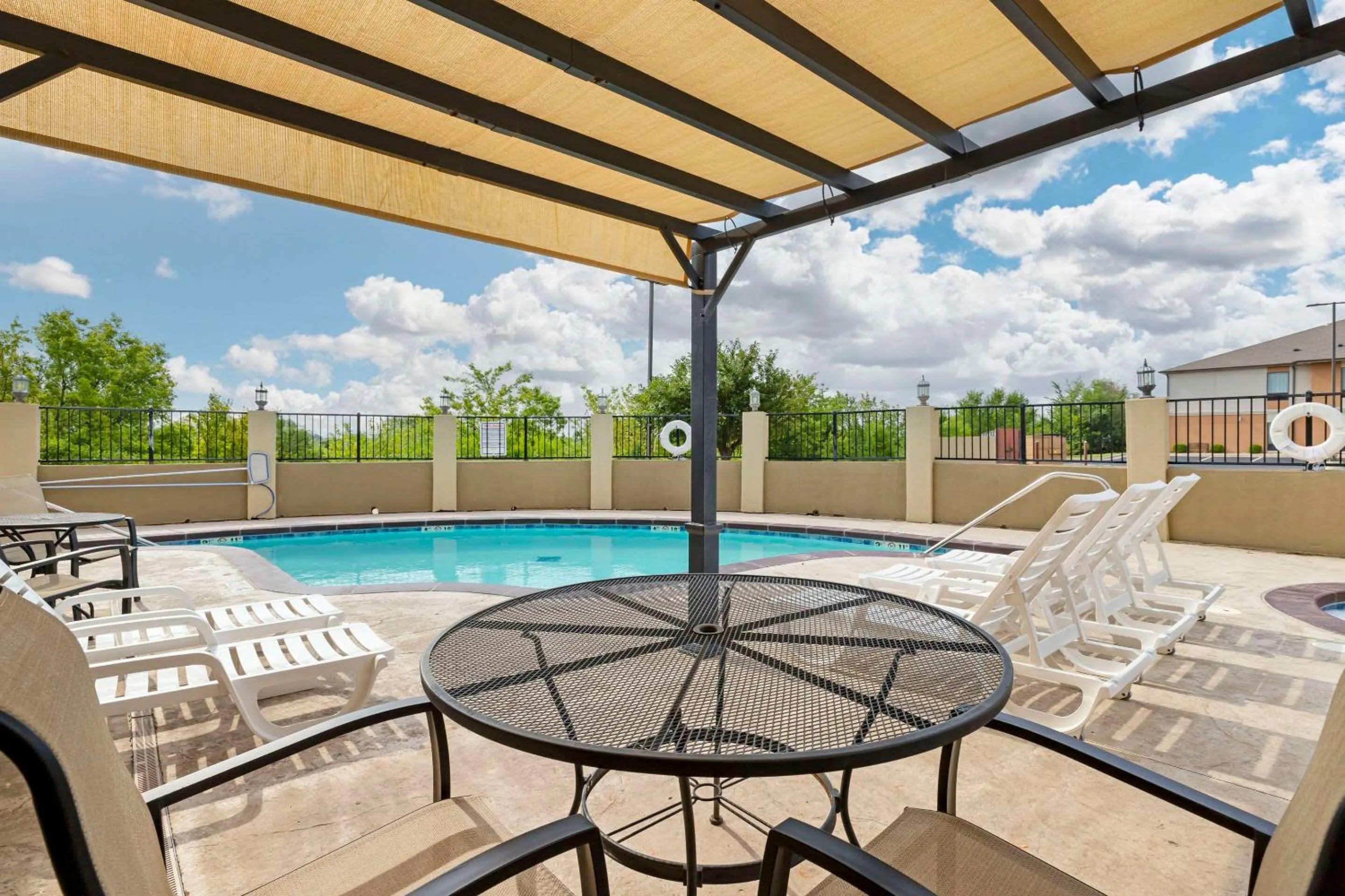 Swimming pool in Comfort Inn & Suites Glenpool