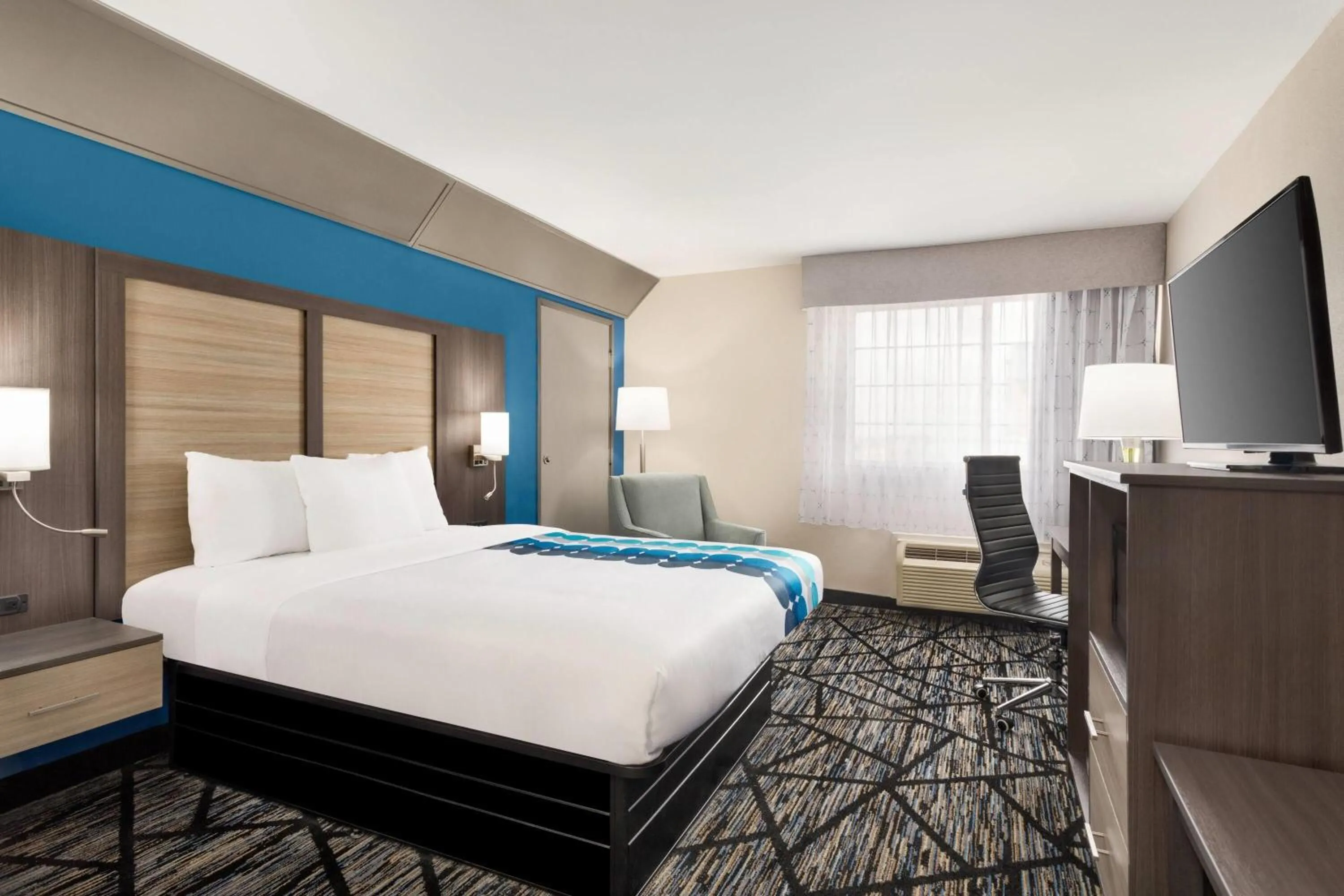 Photo of the whole room, Bed in Baymont by Wyndham Blackwell I-35