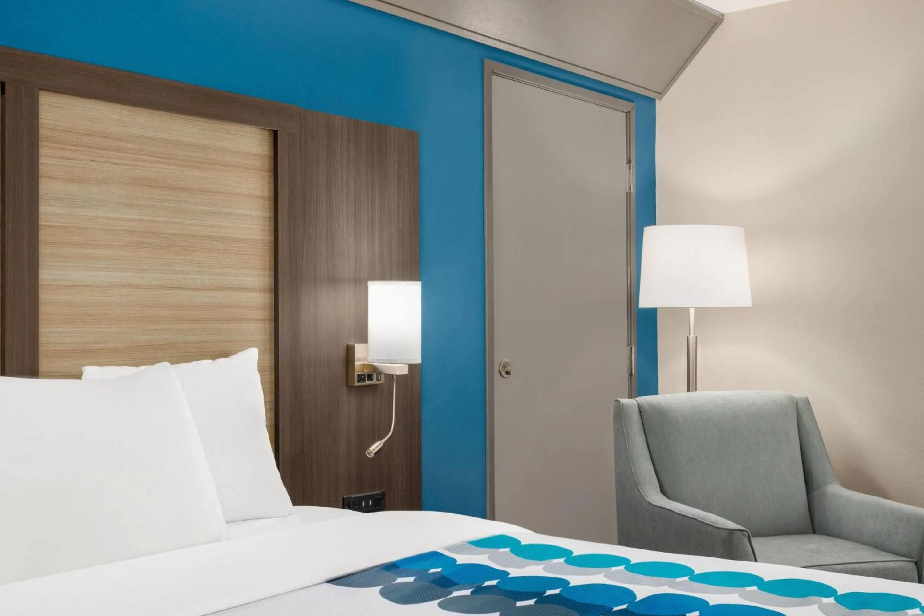 Photo of the whole room, Bed in Baymont by Wyndham Blackwell I-35