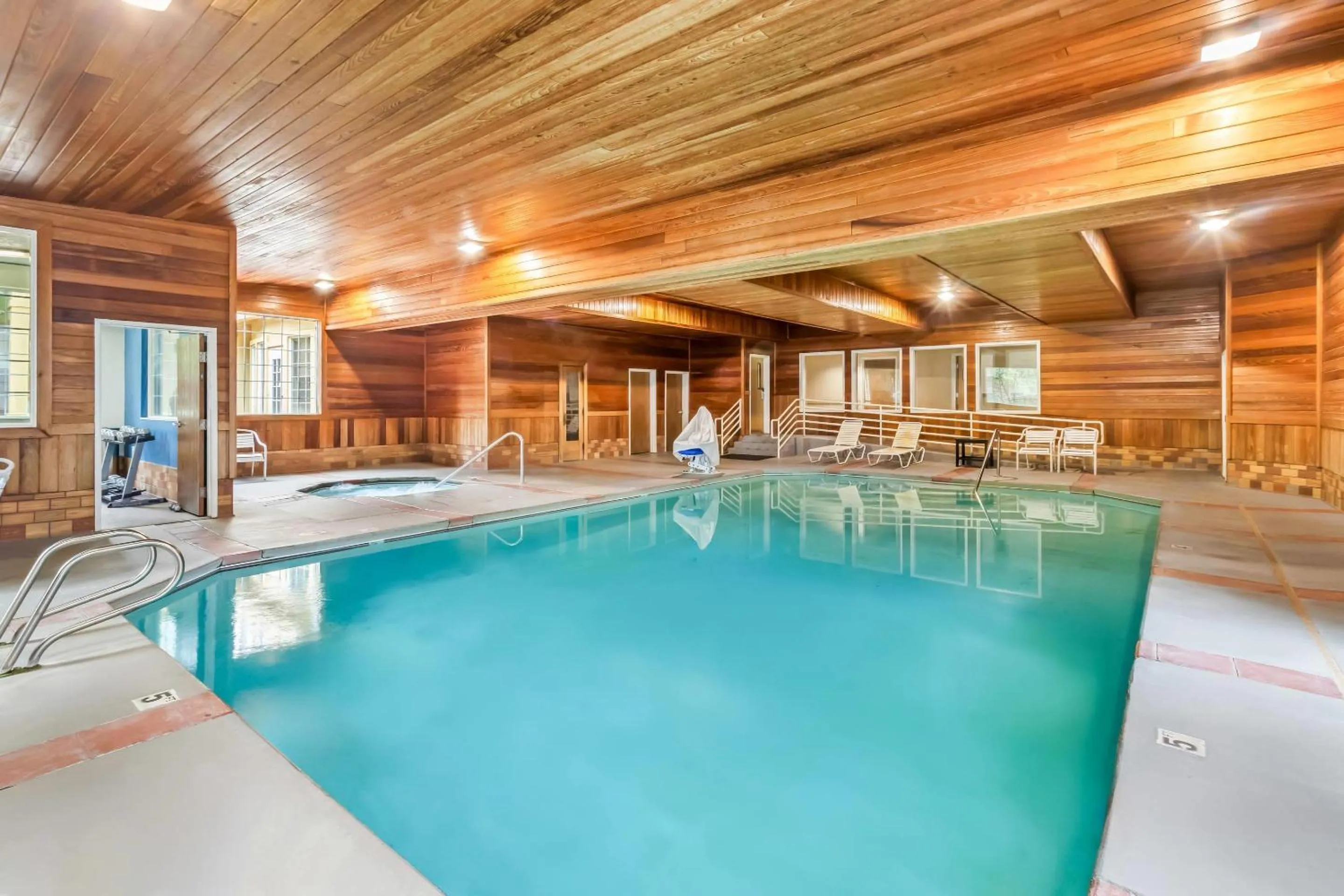 Swimming pool in Comfort Suites Clackamas