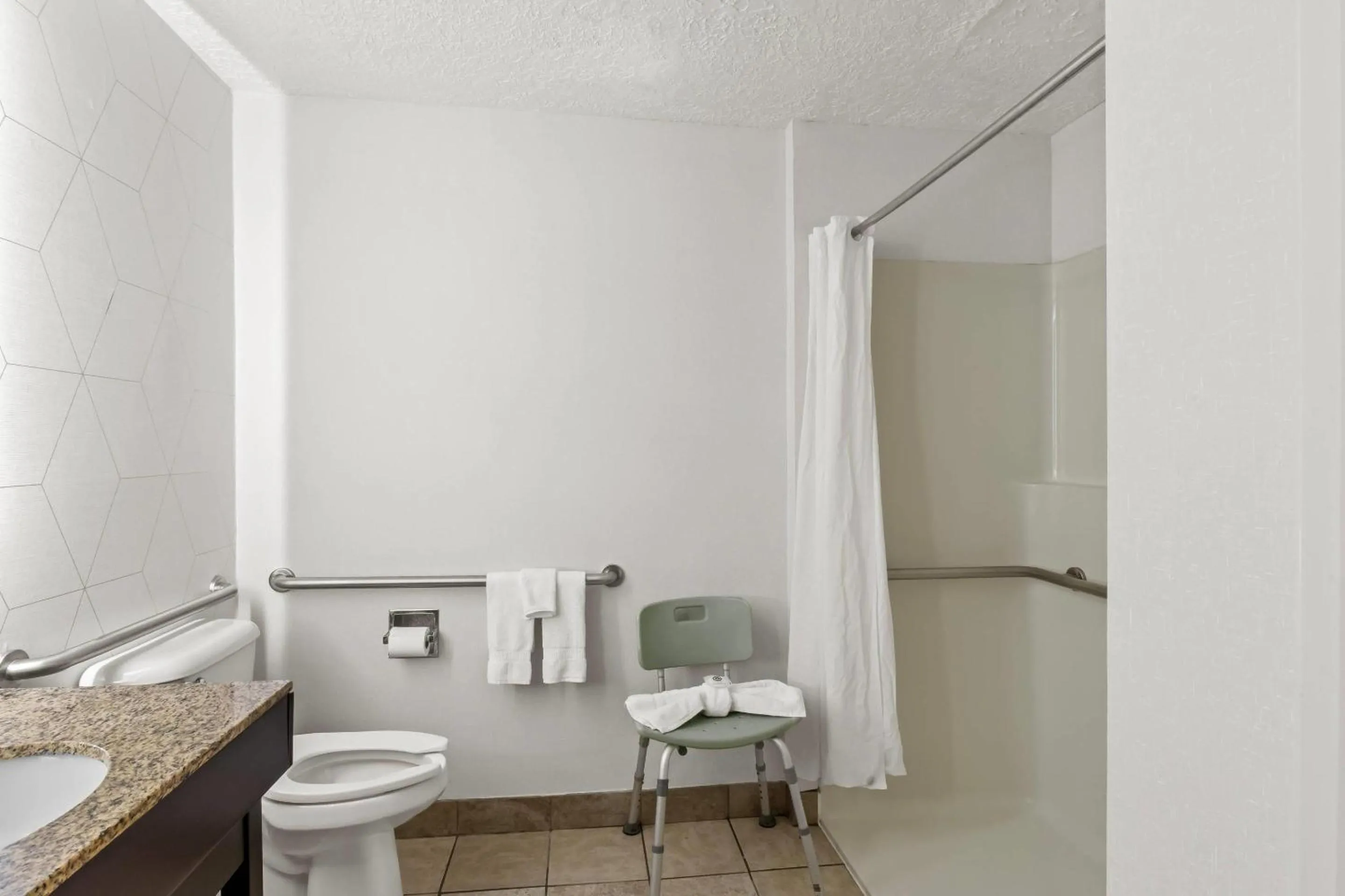 Bedroom in Comfort Suites Clackamas