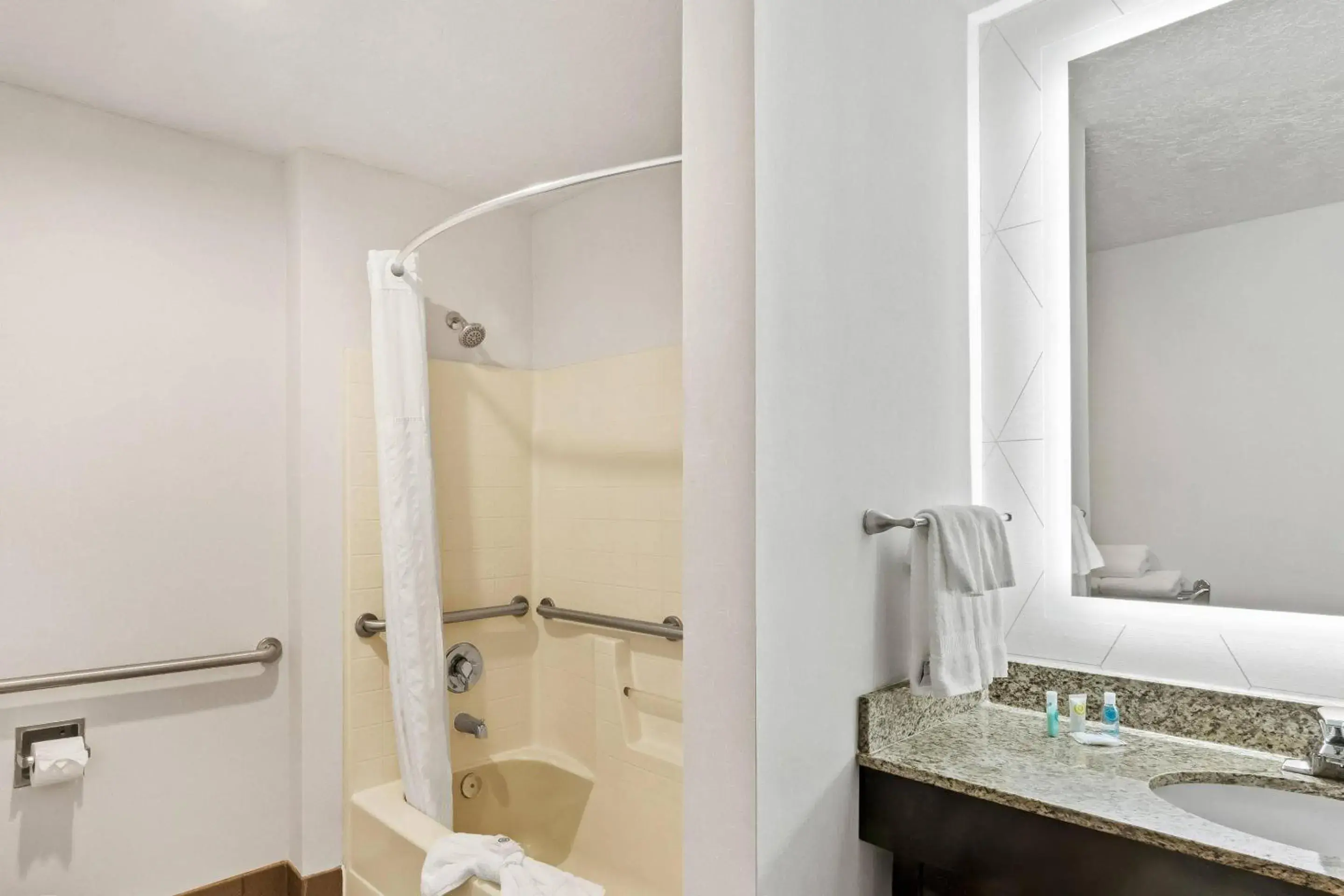 Bedroom in Comfort Suites Clackamas Bedroom in Comfort Suites Clackamas