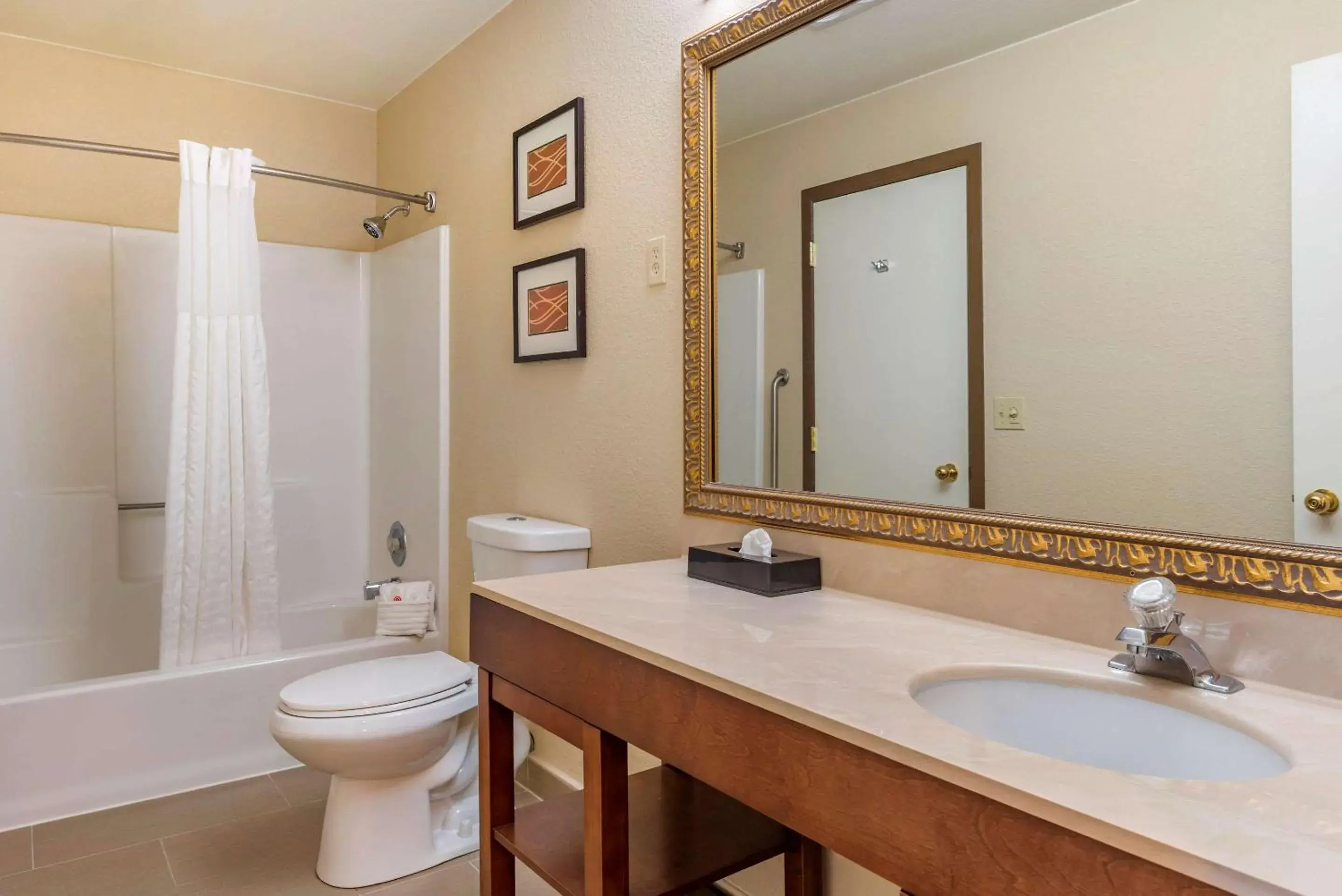 Bathroom in Comfort Inn & Suites Klamath Falls Bathroom in Comfort Inn & Suites Klamath Falls