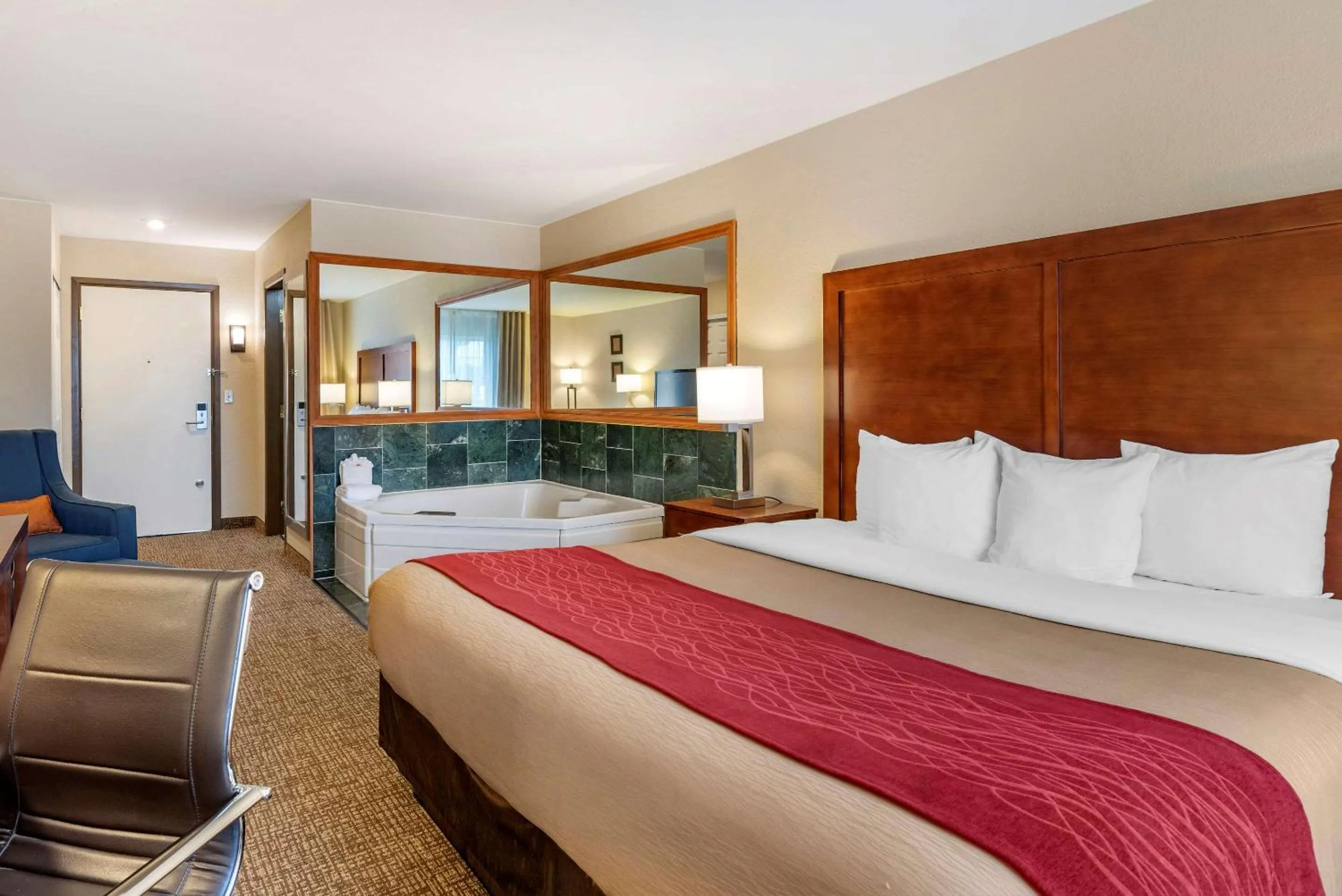 Photo of the whole room in Comfort Inn & Suites Klamath Falls