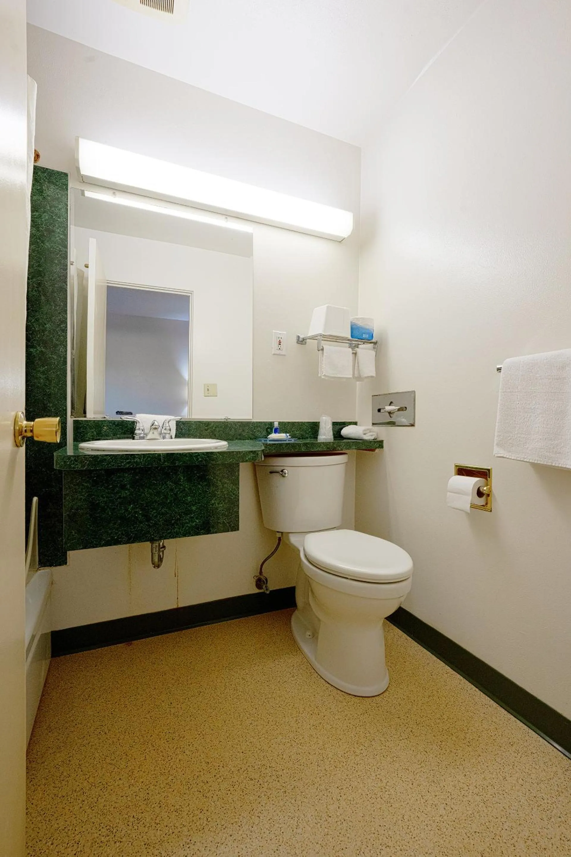 Bathroom in Broadway Inn Portland Downtown