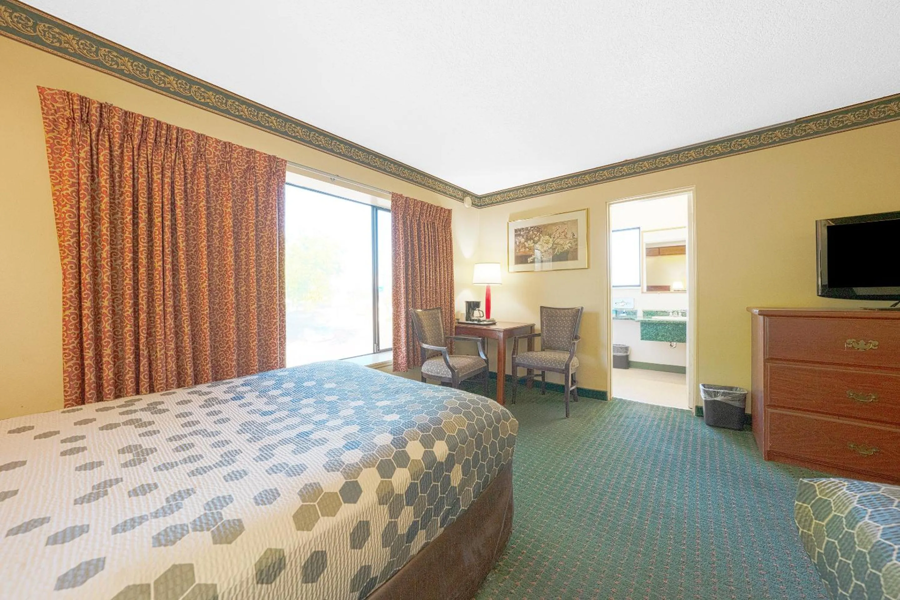 Bedroom, Bed in Broadway Inn Portland Downtown