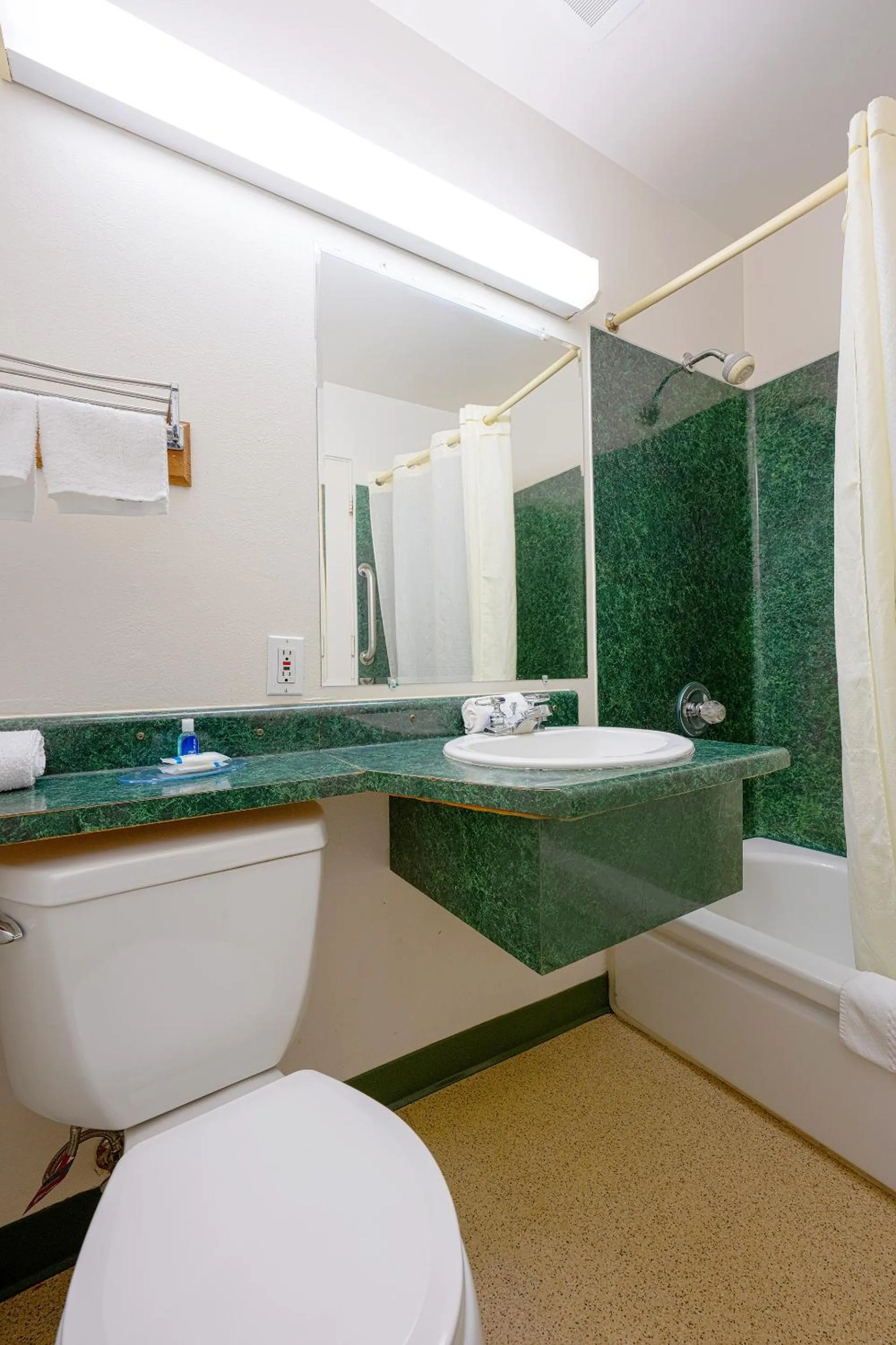 Bathroom in Broadway Inn Portland Downtown