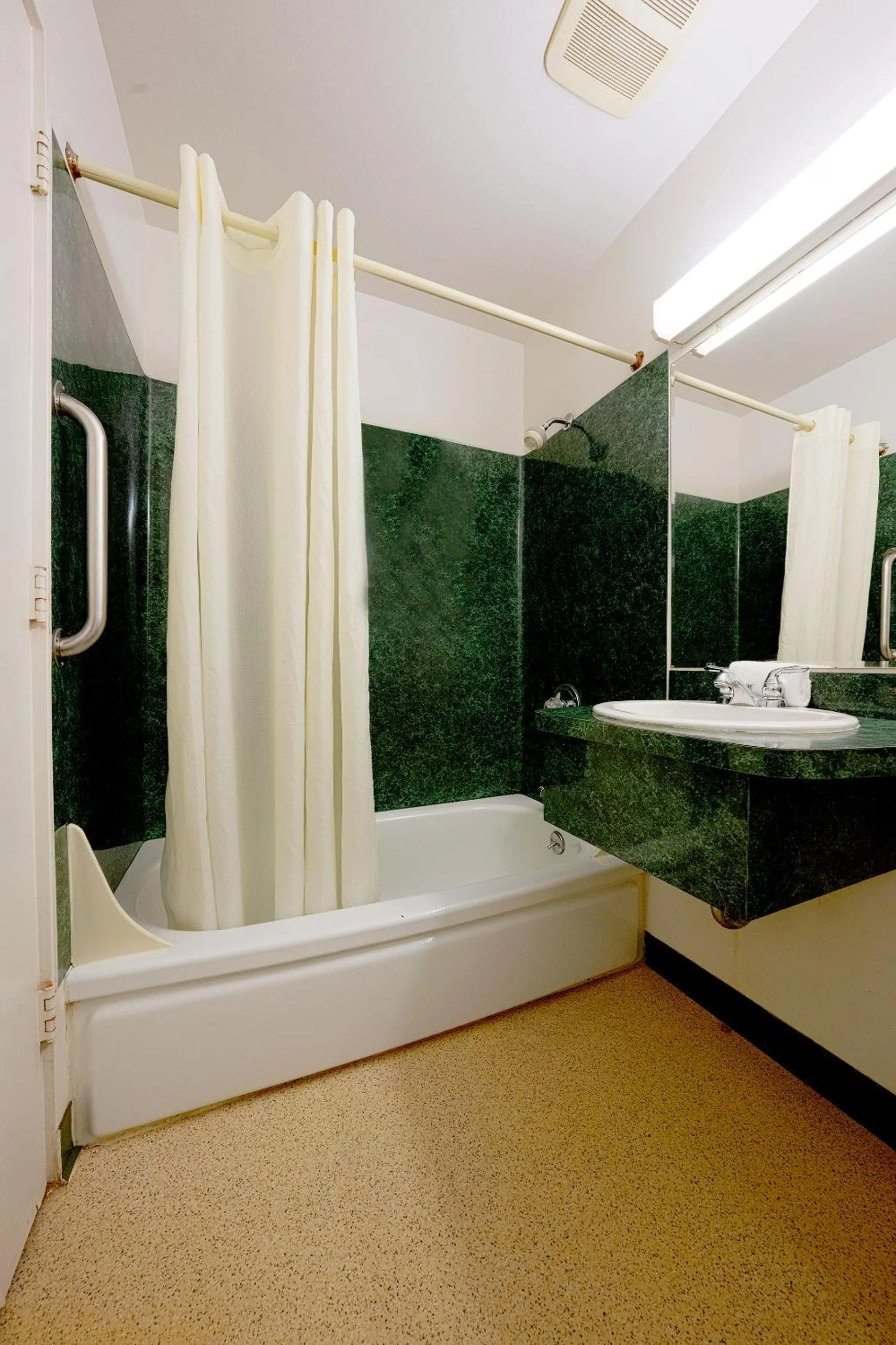 Bathroom in Broadway Inn Portland Downtown