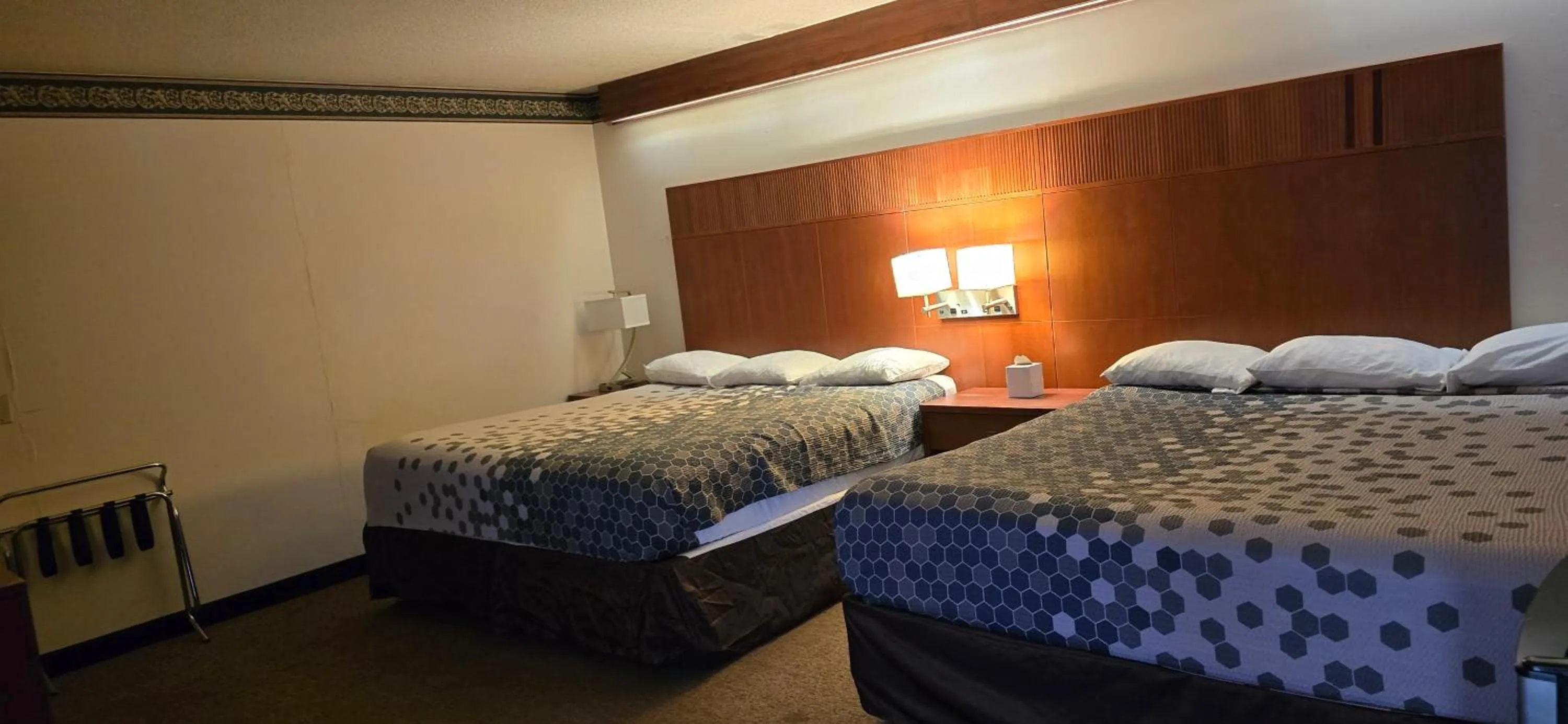 Bed in Broadway Inn Portland Downtown