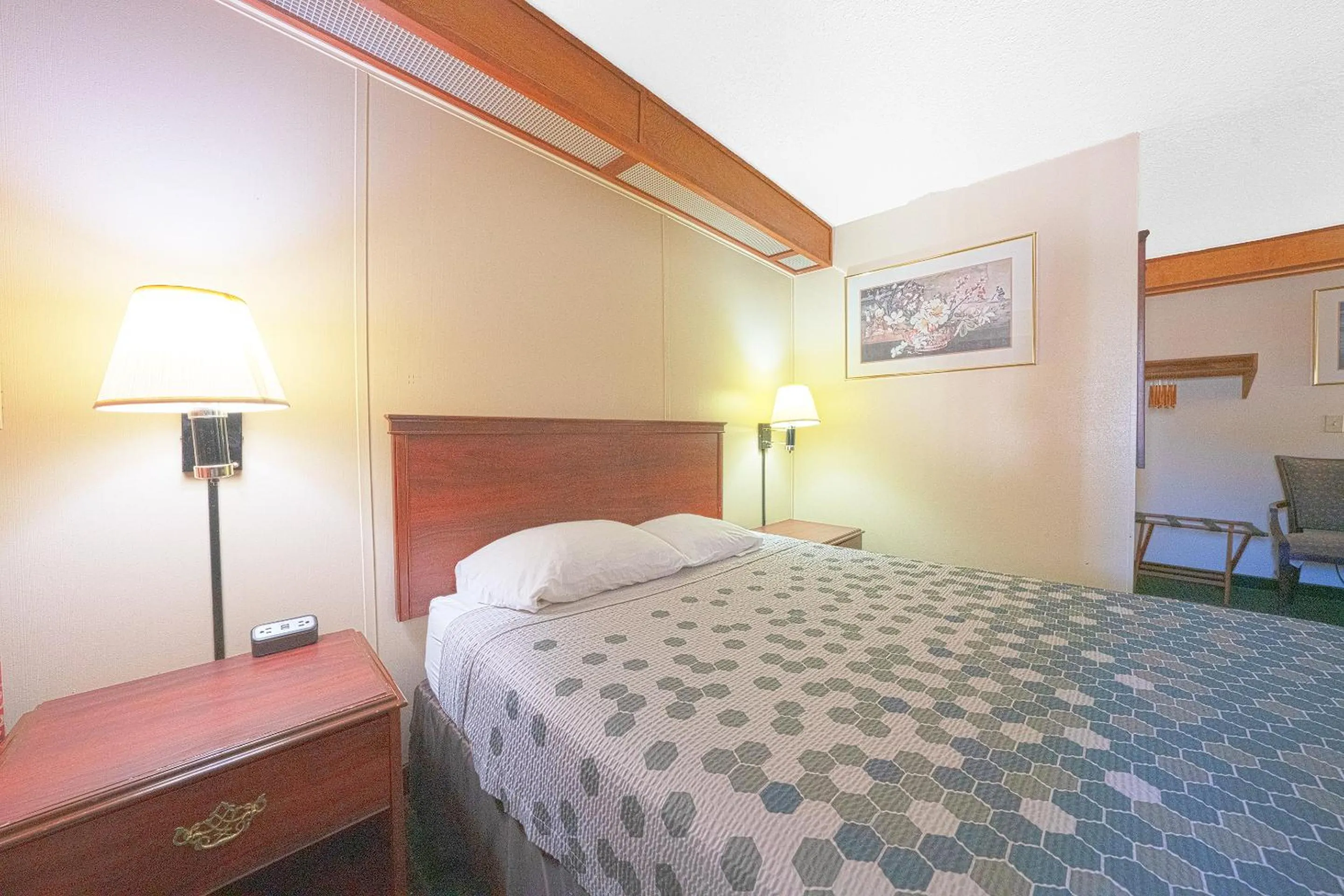 Bedroom, Bed in Broadway Inn Portland Downtown