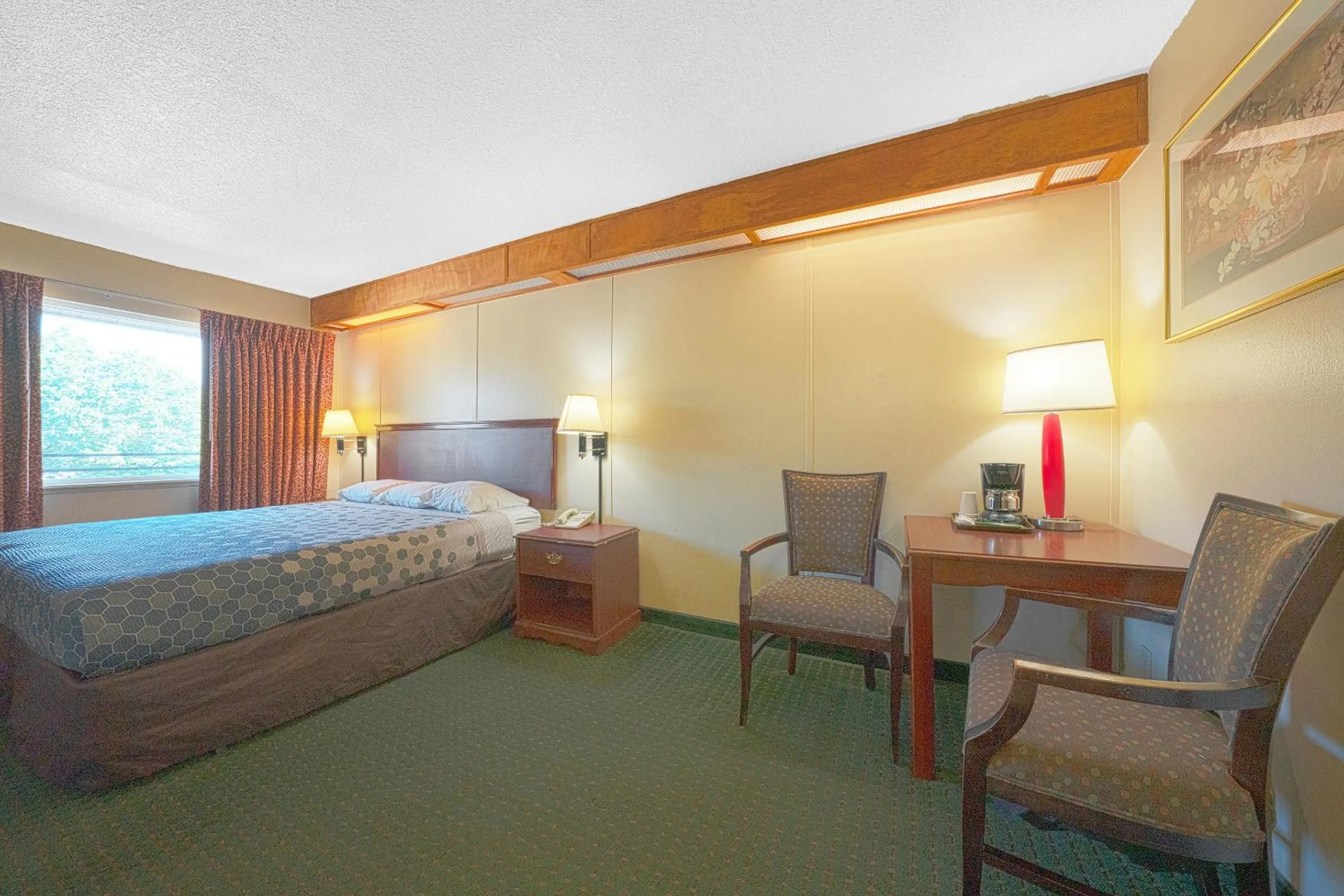 Bedroom, Bed in Broadway Inn Portland Downtown