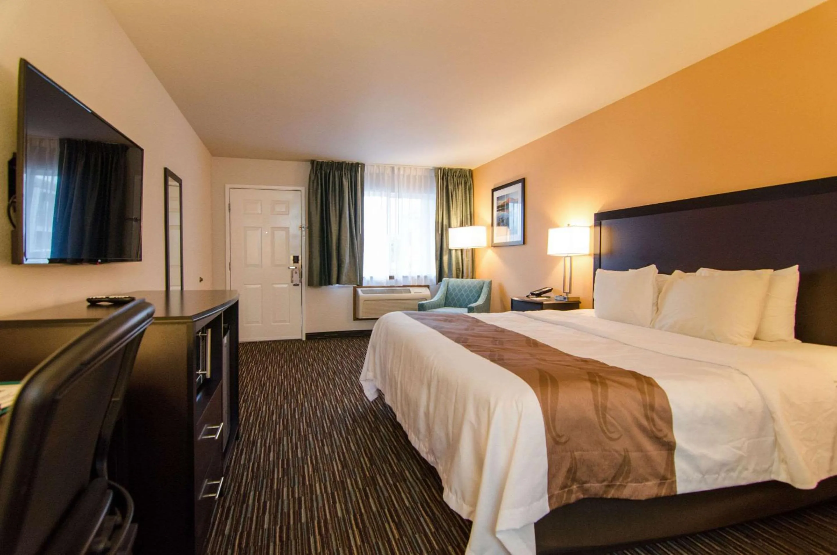 Photo of the whole room, Bed in Cottage Grove Inn