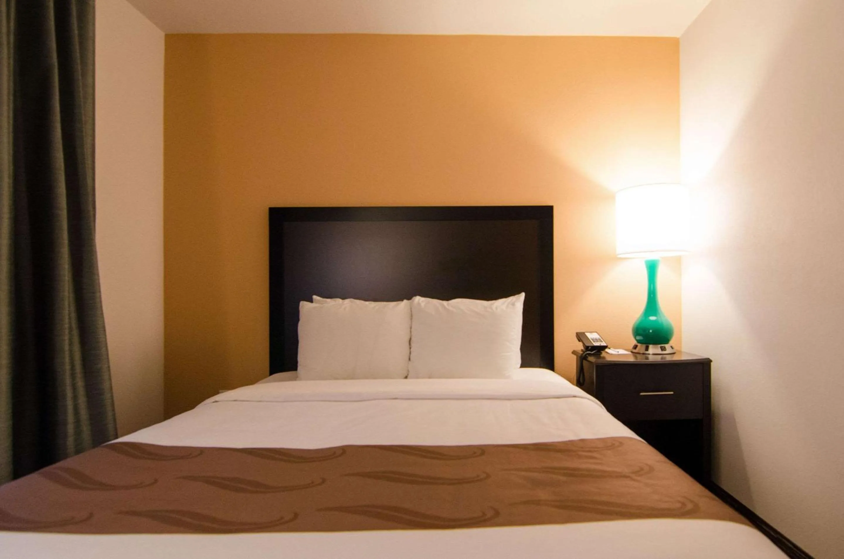 Photo of the whole room, Bed in Cottage Grove Inn