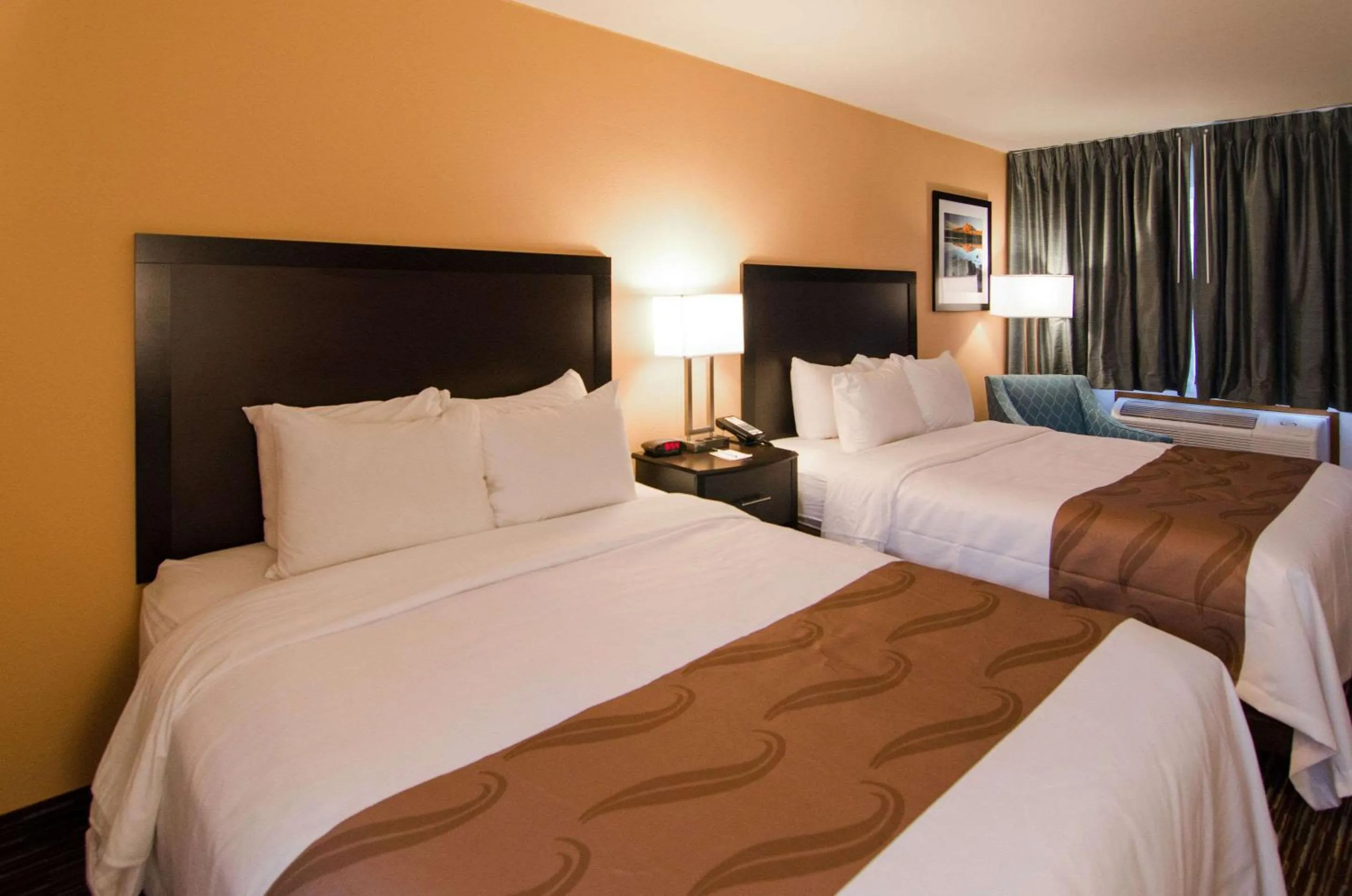 Photo of the whole room, Bed in Cottage Grove Inn