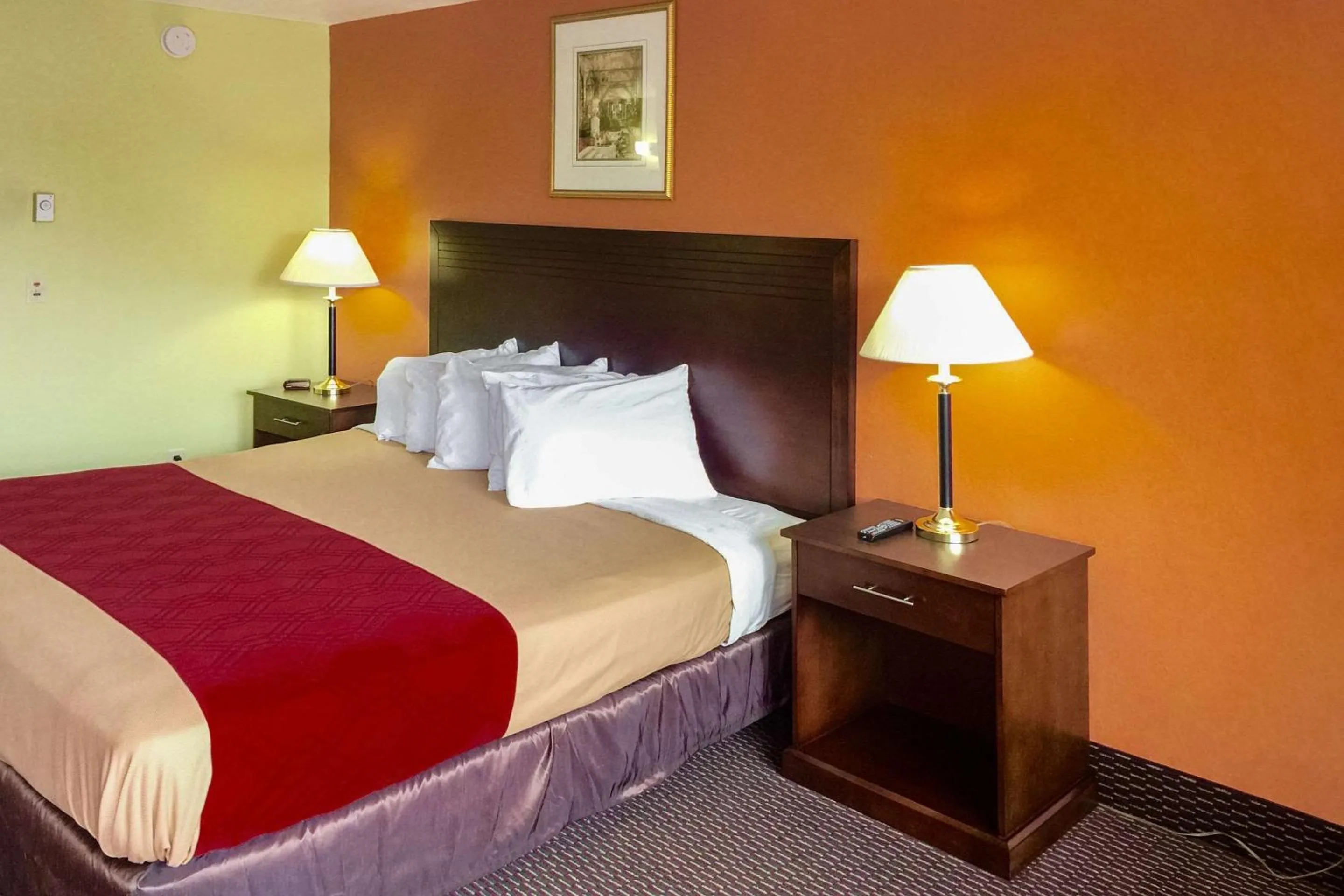 Photo of the whole room, Bed in Rodeway Inn Willamette River