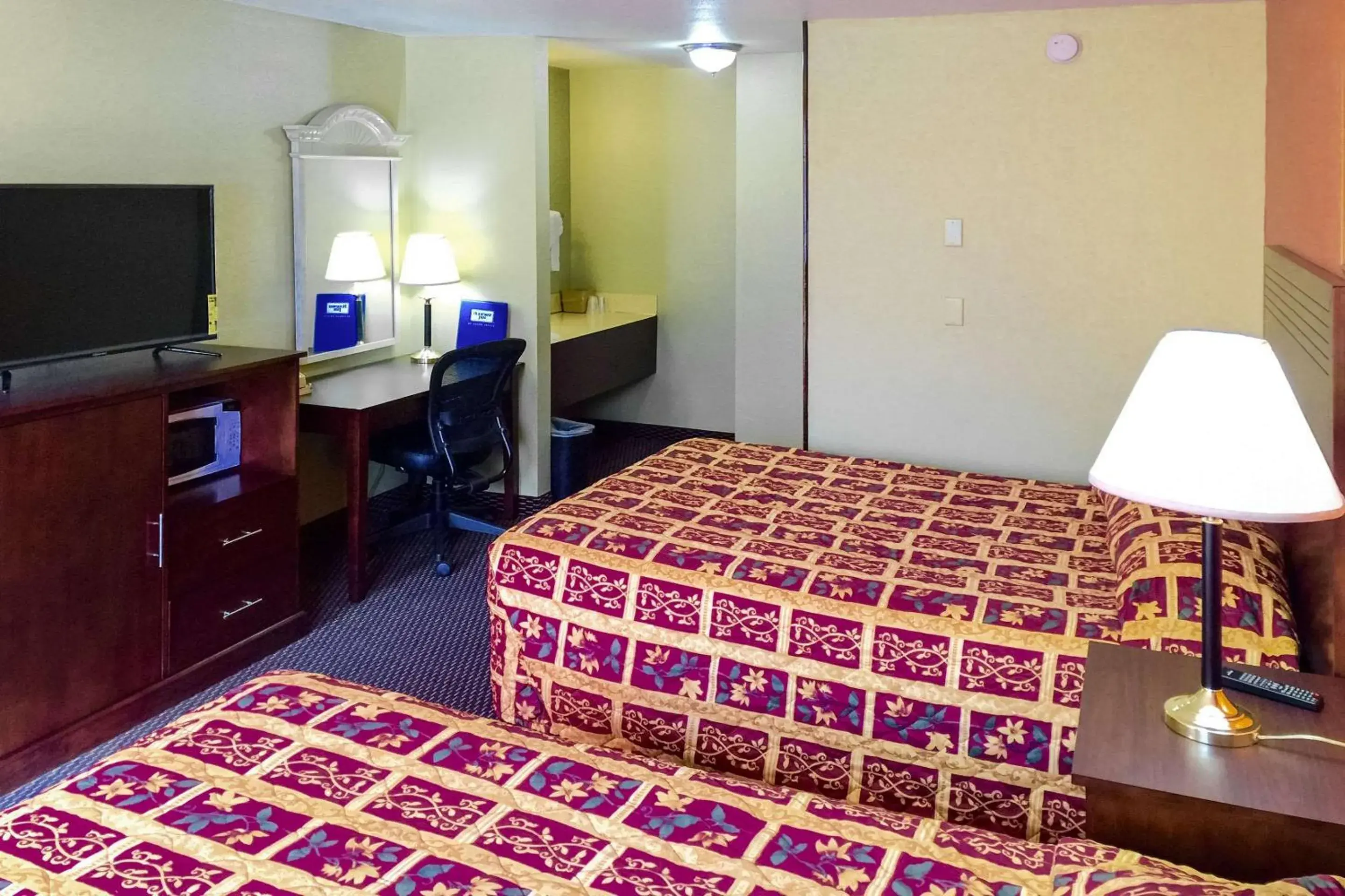 Photo of the whole room, Bed in Rodeway Inn Willamette River Photo of the whole room, Bed in Rodeway Inn Willamette River