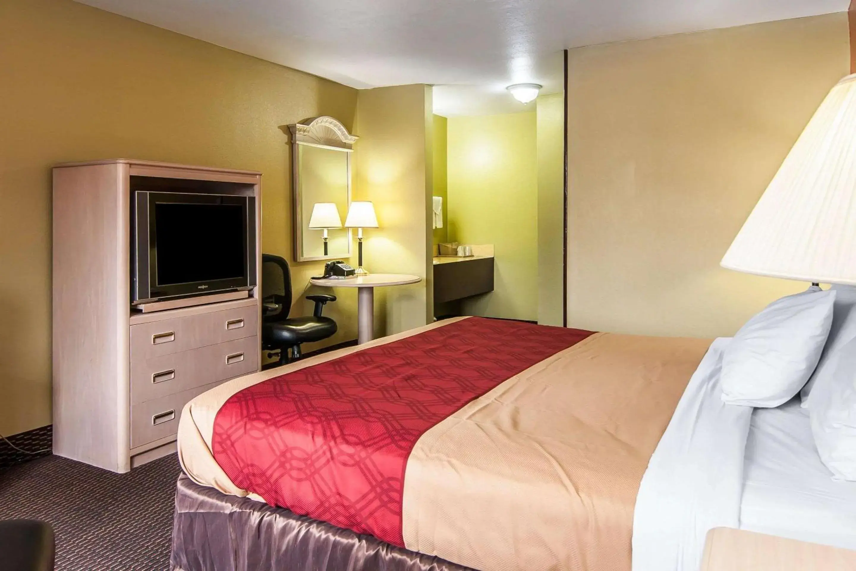 Photo of the whole room, Bed in Rodeway Inn Willamette River Photo of the whole room, Bed in Rodeway Inn Willamette River