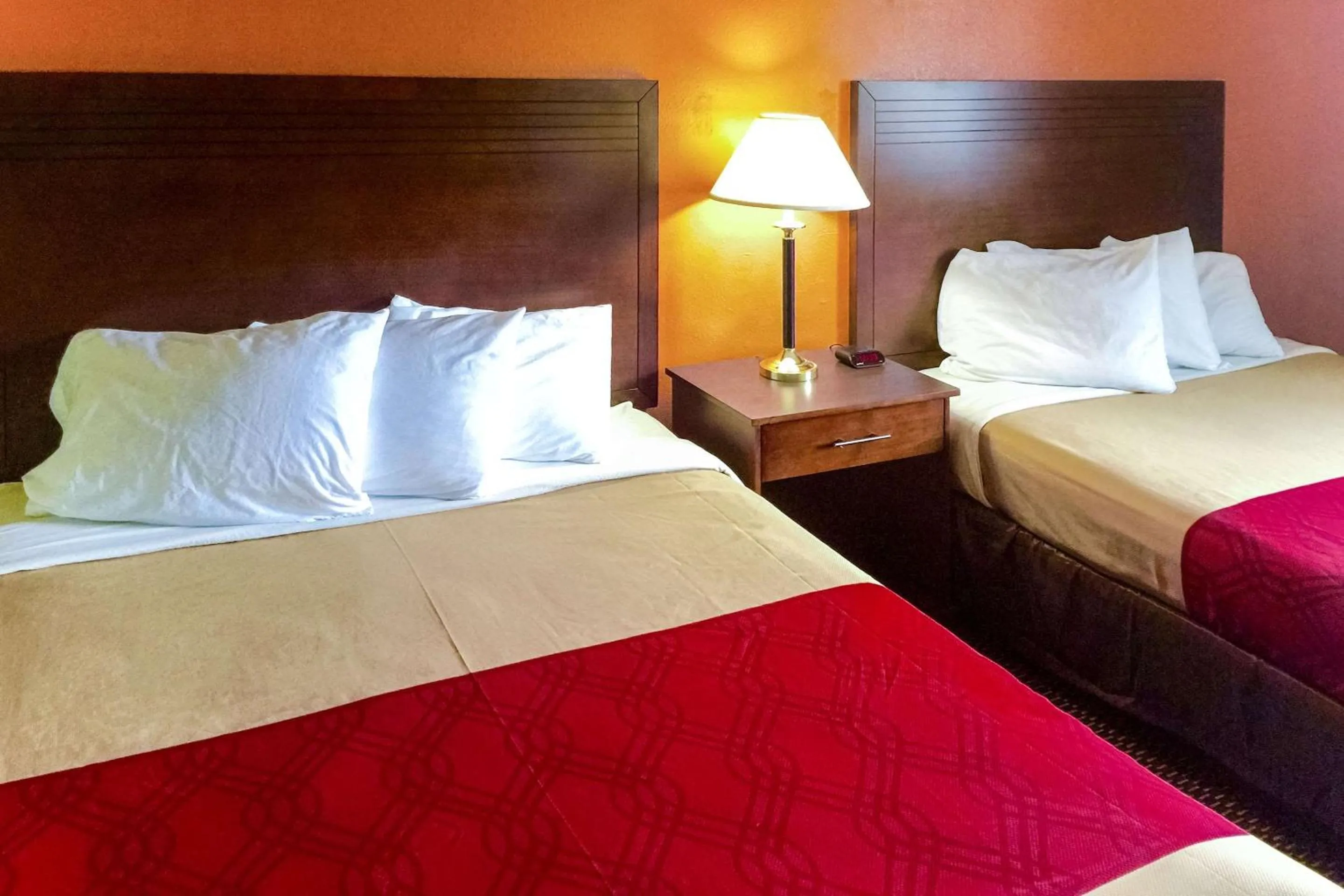 Photo of the whole room, Bed in Rodeway Inn Willamette River