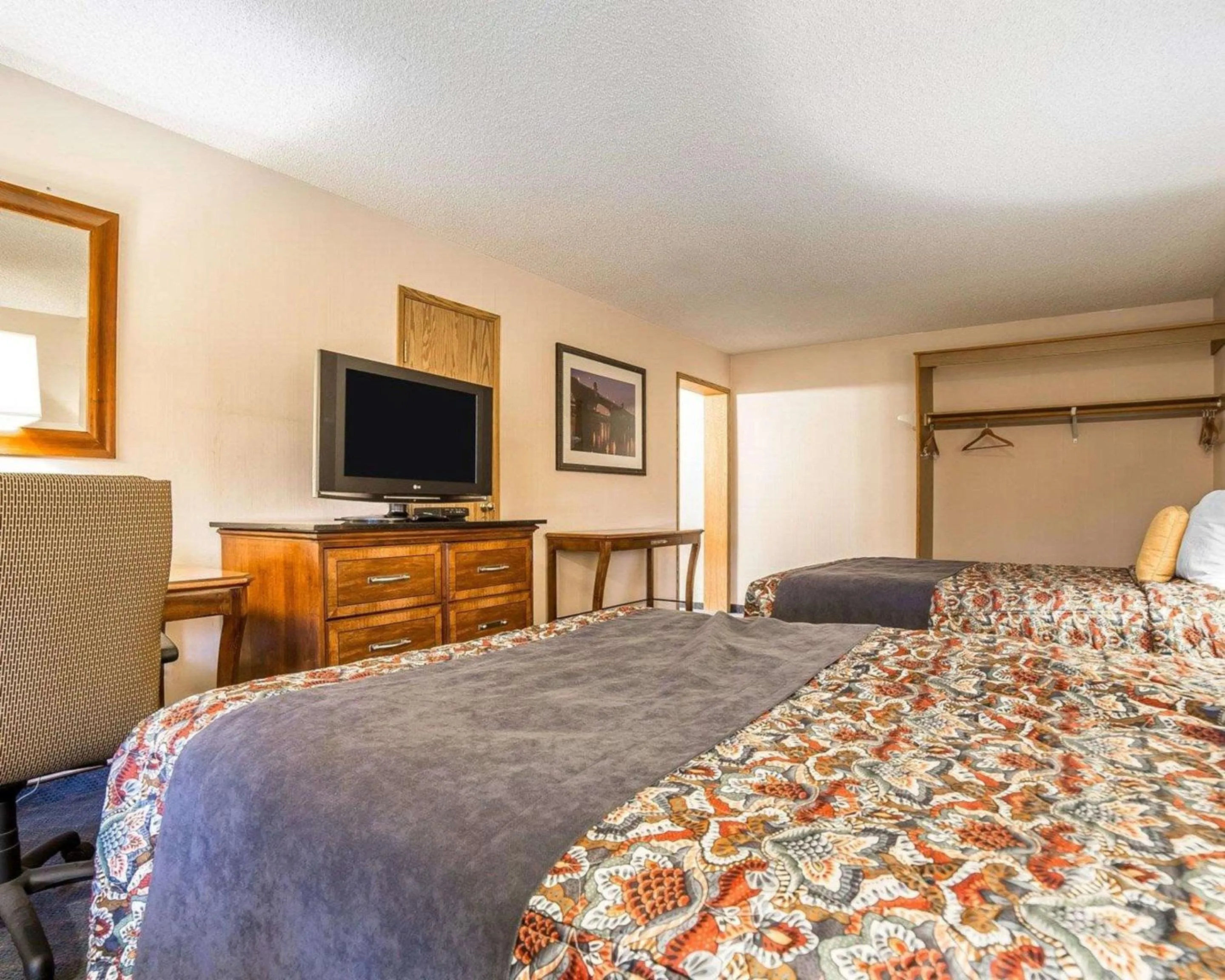 Photo of the whole room, Bed in Rodeway Inn