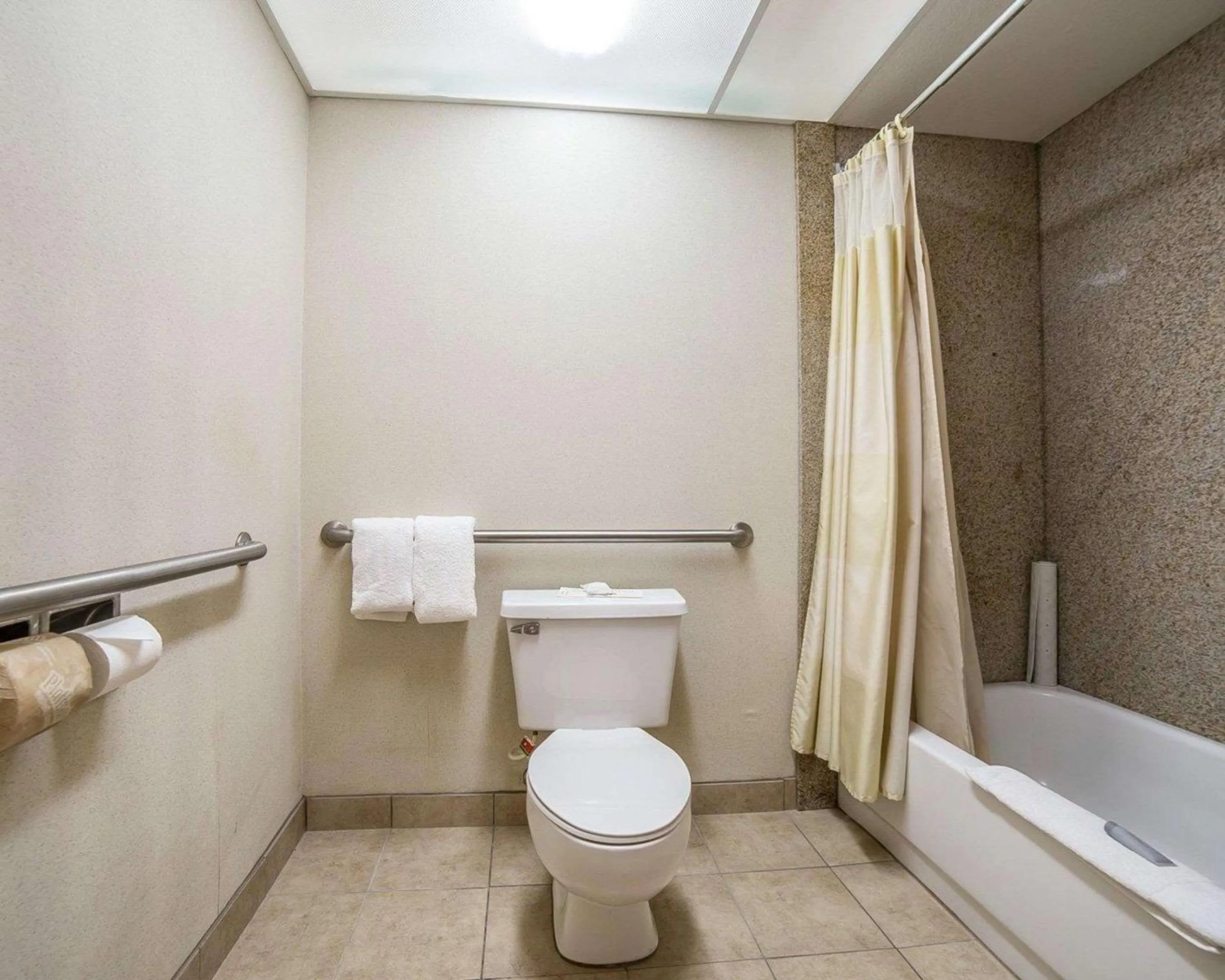 Bedroom in Rodeway Inn