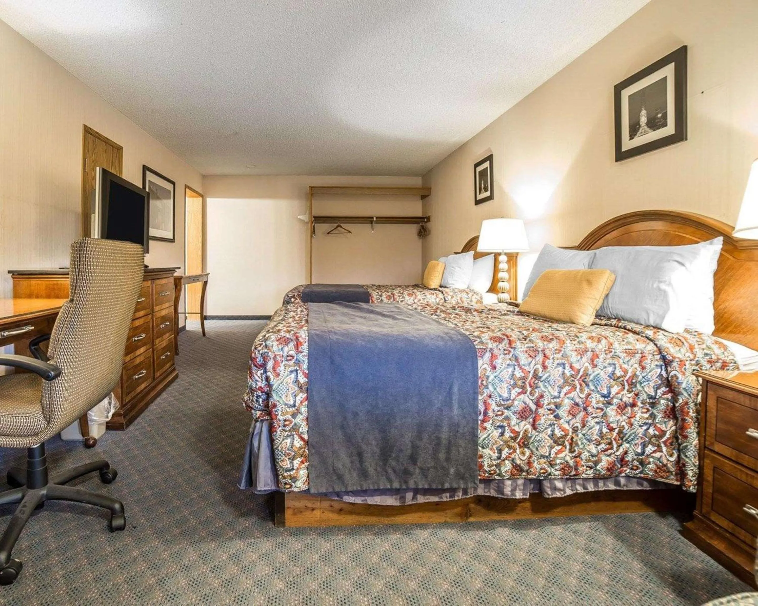 Photo of the whole room, Bed in Rodeway Inn
