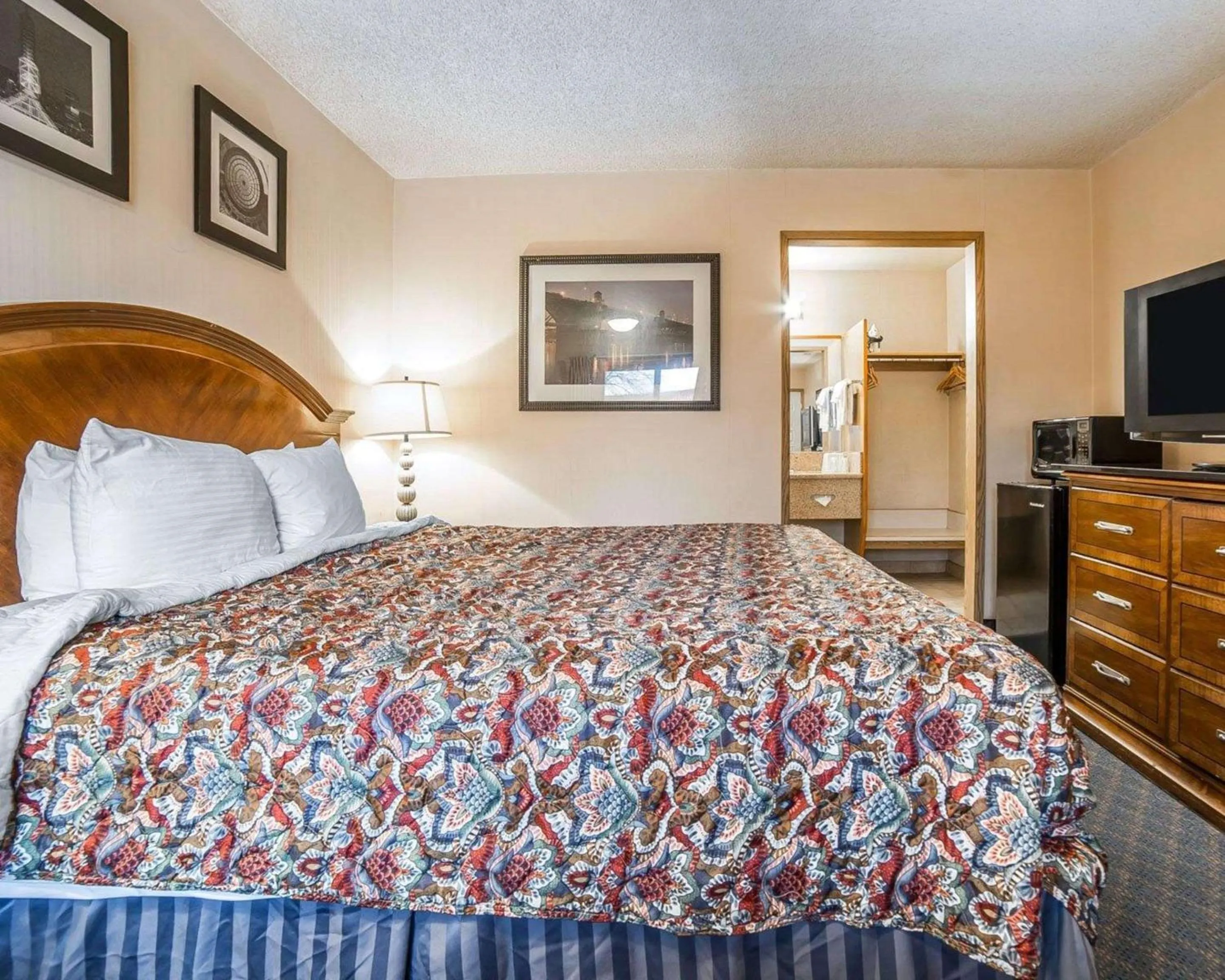 Photo of the whole room, Bed in Rodeway Inn