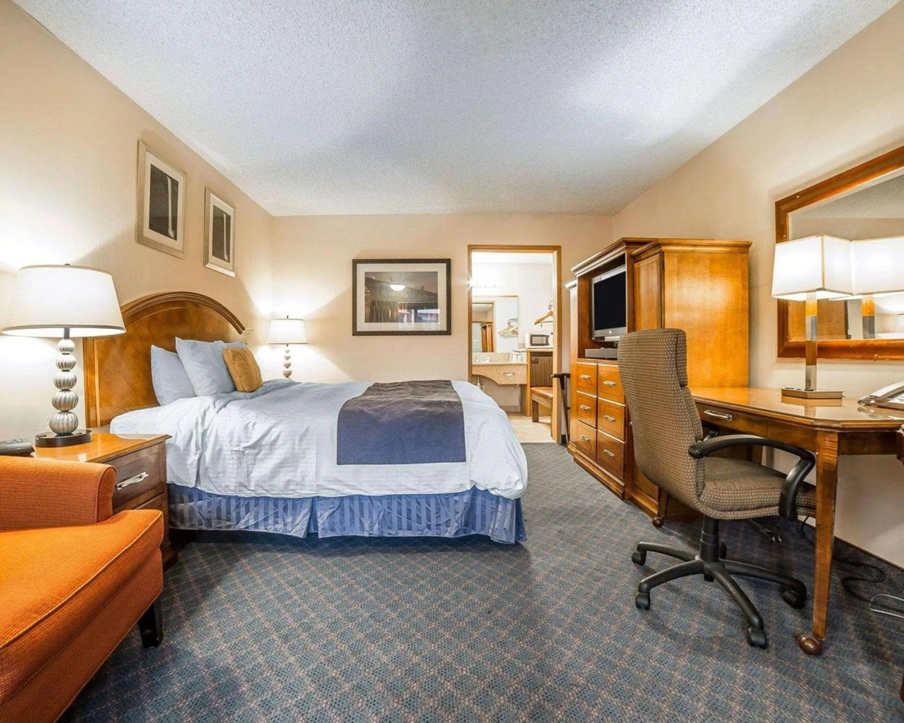 Photo of the whole room, Bed in Rodeway Inn