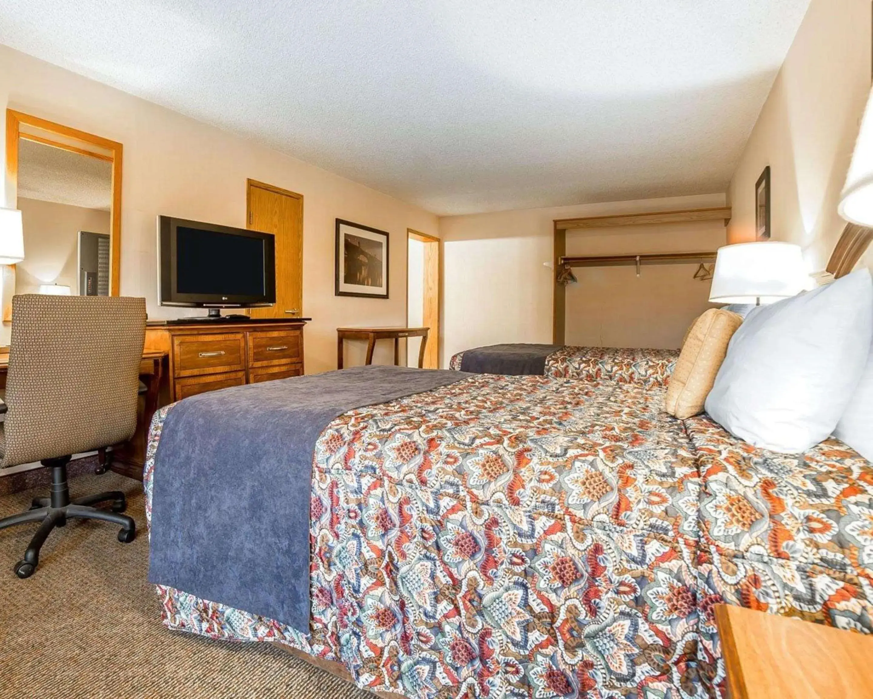 Photo of the whole room, Bed in Rodeway Inn Photo of the whole room, Bed in Rodeway Inn