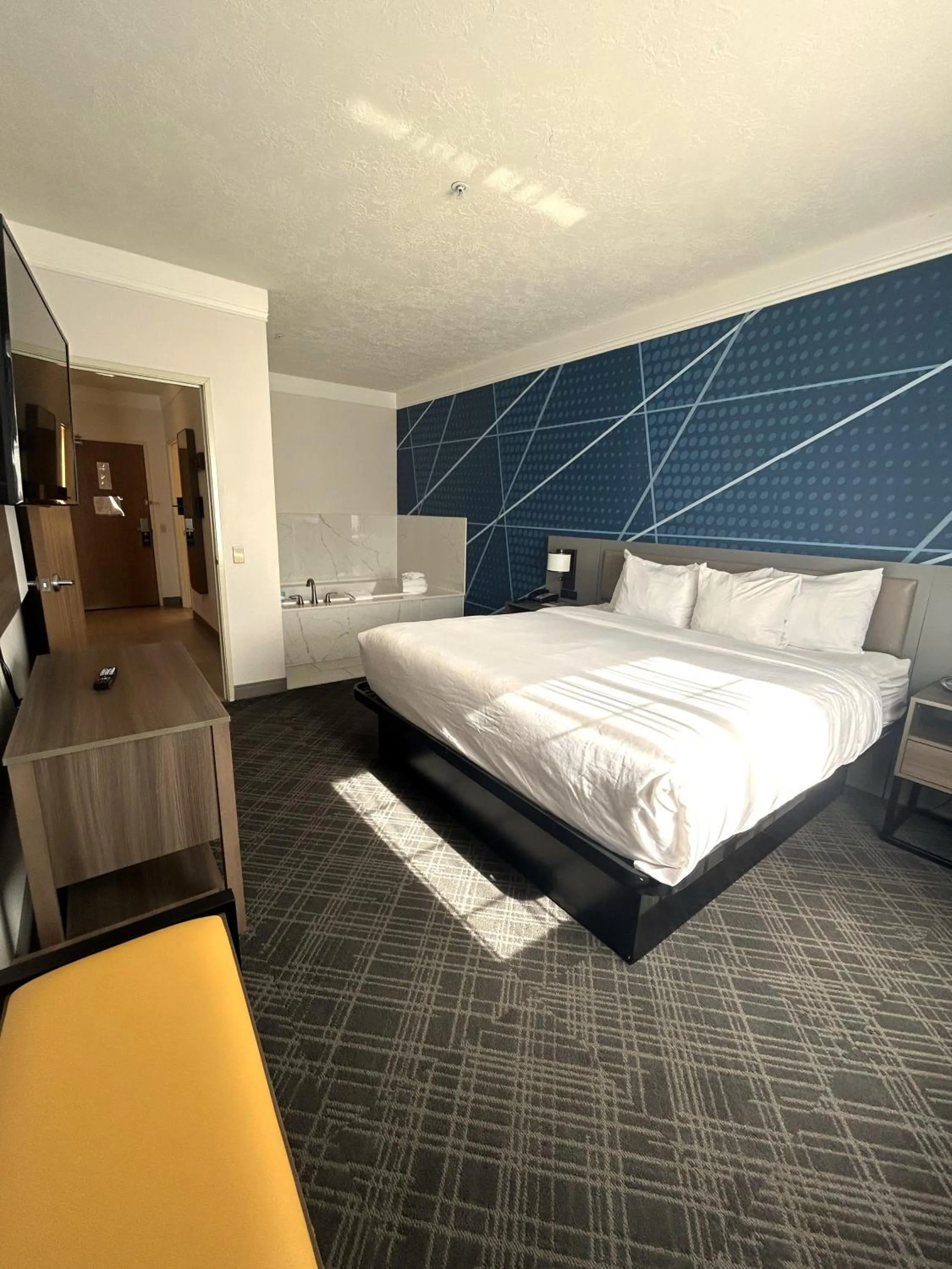 Bedroom, Bed in Comfort Suites Salem